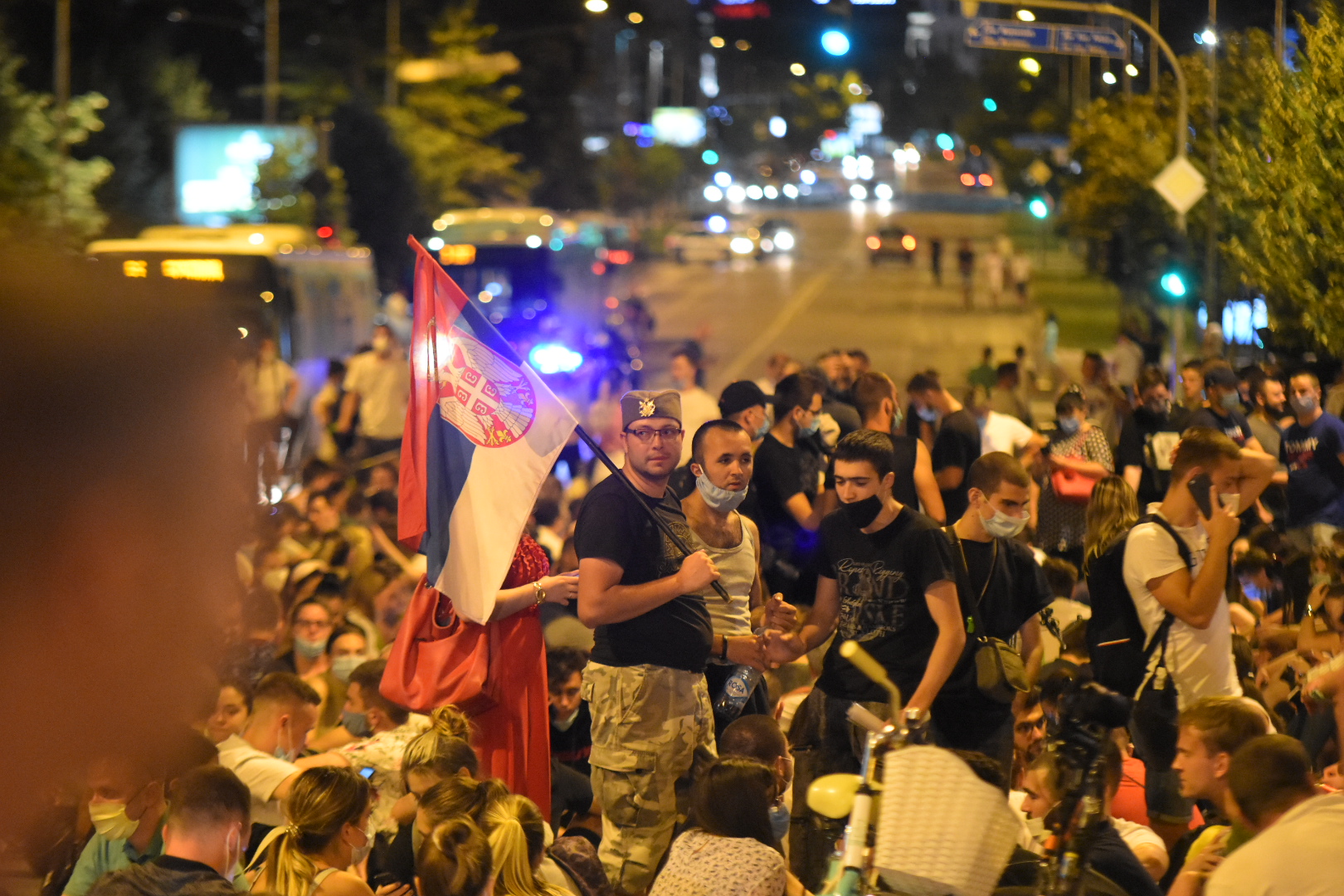 Novi Sad, 09.07.2020. Blokiran Varadinski most. Protest, treći dan, trg, okupljanje, sedenje, sedi, ne nasedaj Foto: Nenad Mihajlović