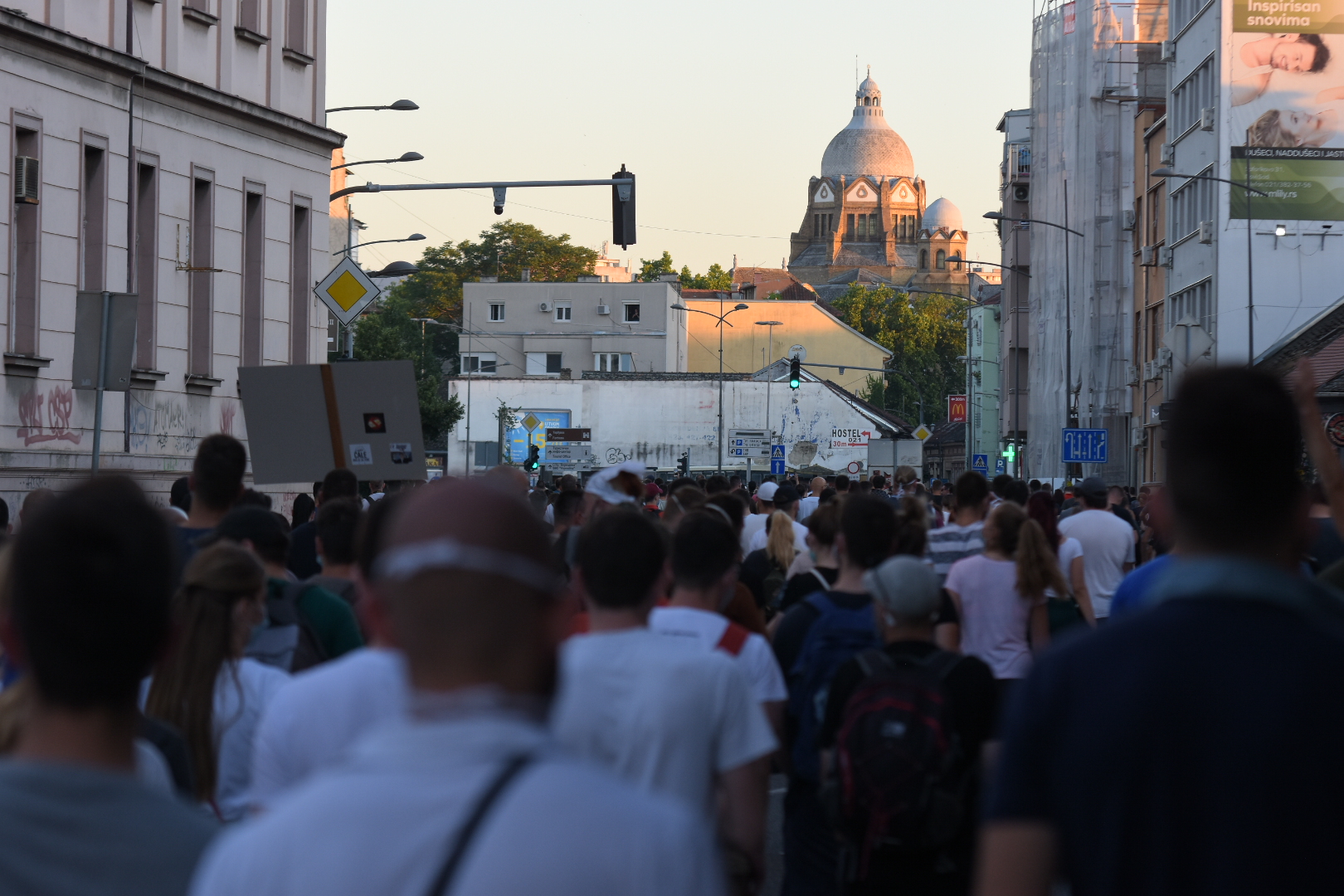 Novi Sad, 09.07.2020. Protest, treći dan, trg, okupljanje, sedenje, sedi, ne nasedaj Foto: Nenad Mihajlović