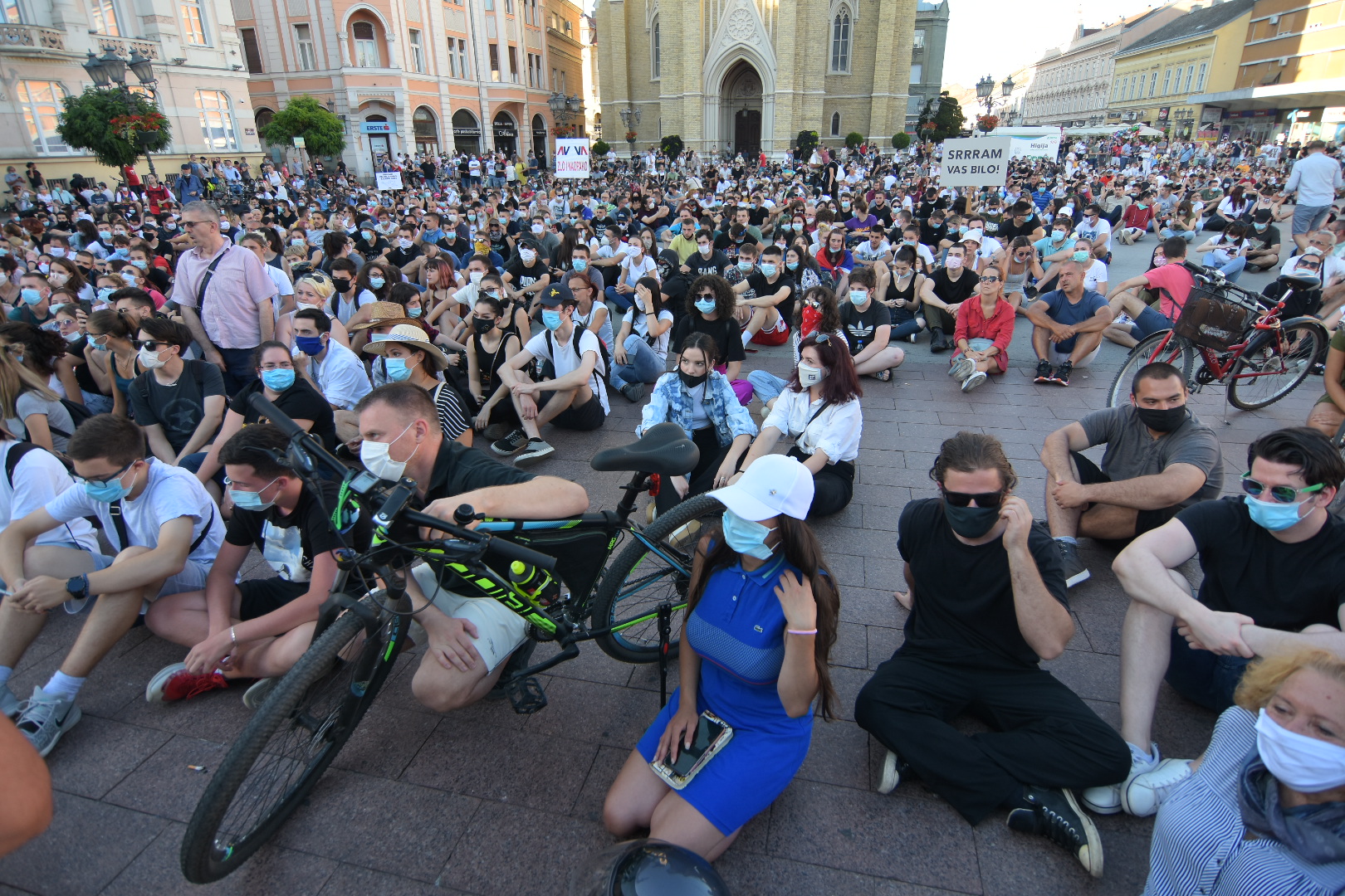Novi Sad, 09.07.2020. Protest, treći dan, trg, okupljanje, sedenje, sedi, ne nasedaj Foto: Nenad Mihajlović