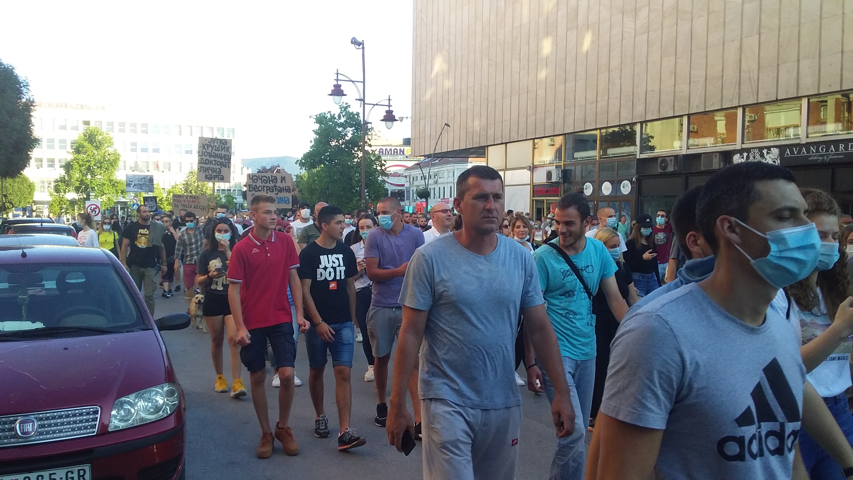 Čačak, 09.07.2020. Protest, treći dan, okupljanje, sedenje, mirno Foto: Ljubica Sokić/Nova.rs