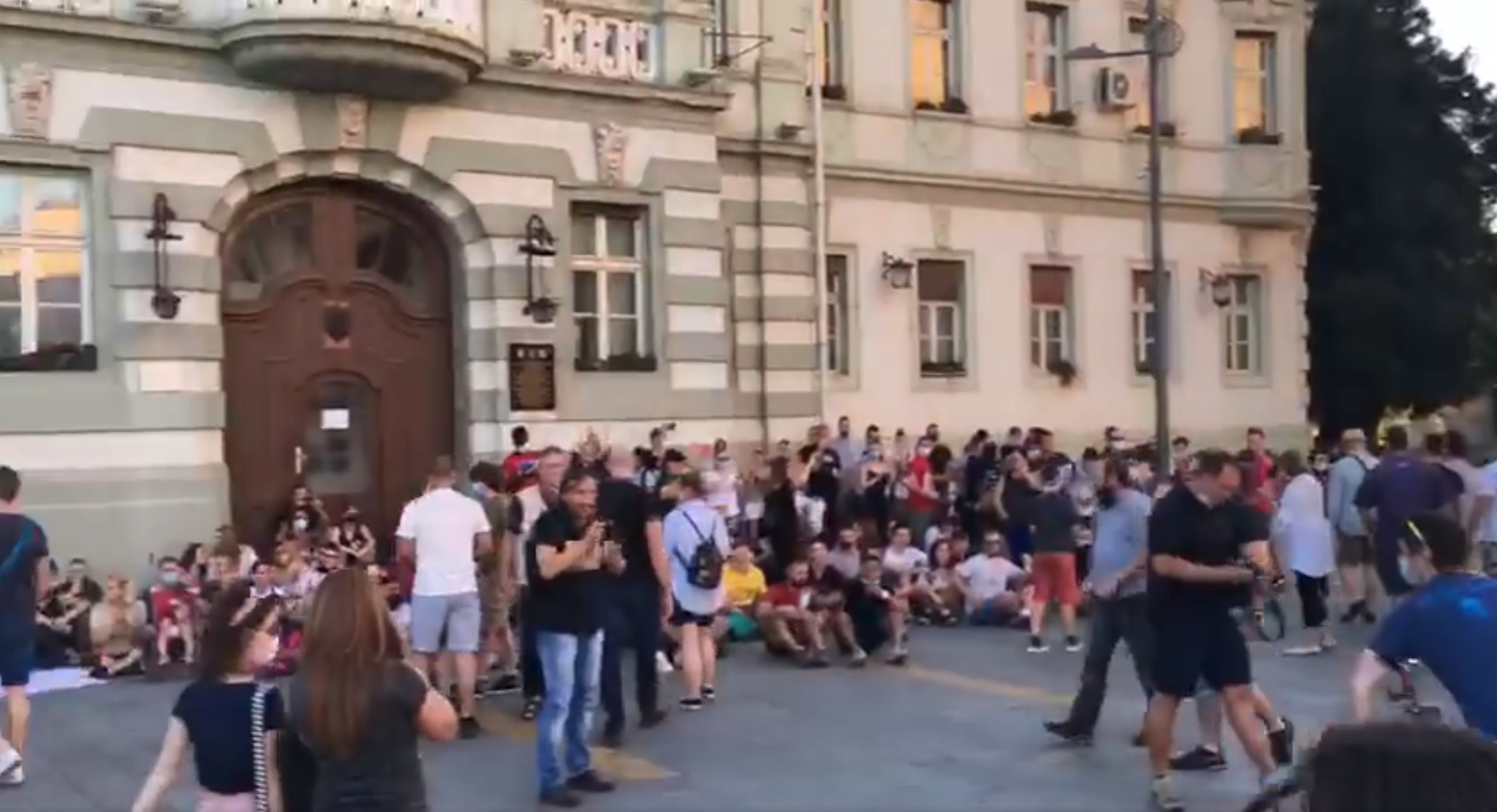 Zrenjanin 09.07.2020. Protest, treći dana, sedenje Foto: Printscreen/Facebook/I ♥ ZRENJANIN