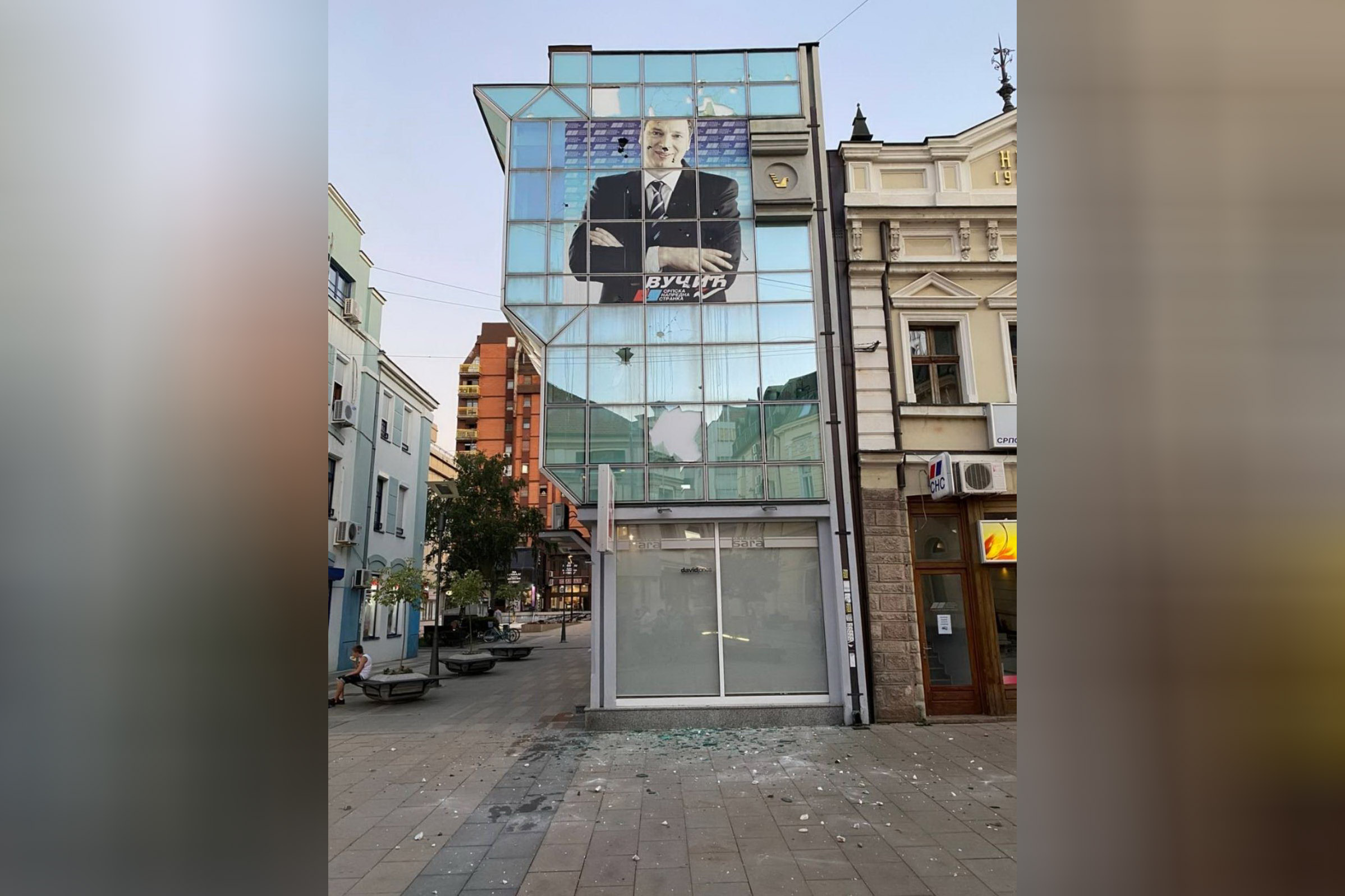 Čačak, 09.07.2020. Prostorije SNS, Protest, treći dan, okupljanje, sedenje, mirno Foto: Ljubica Sokić/Nova.rs