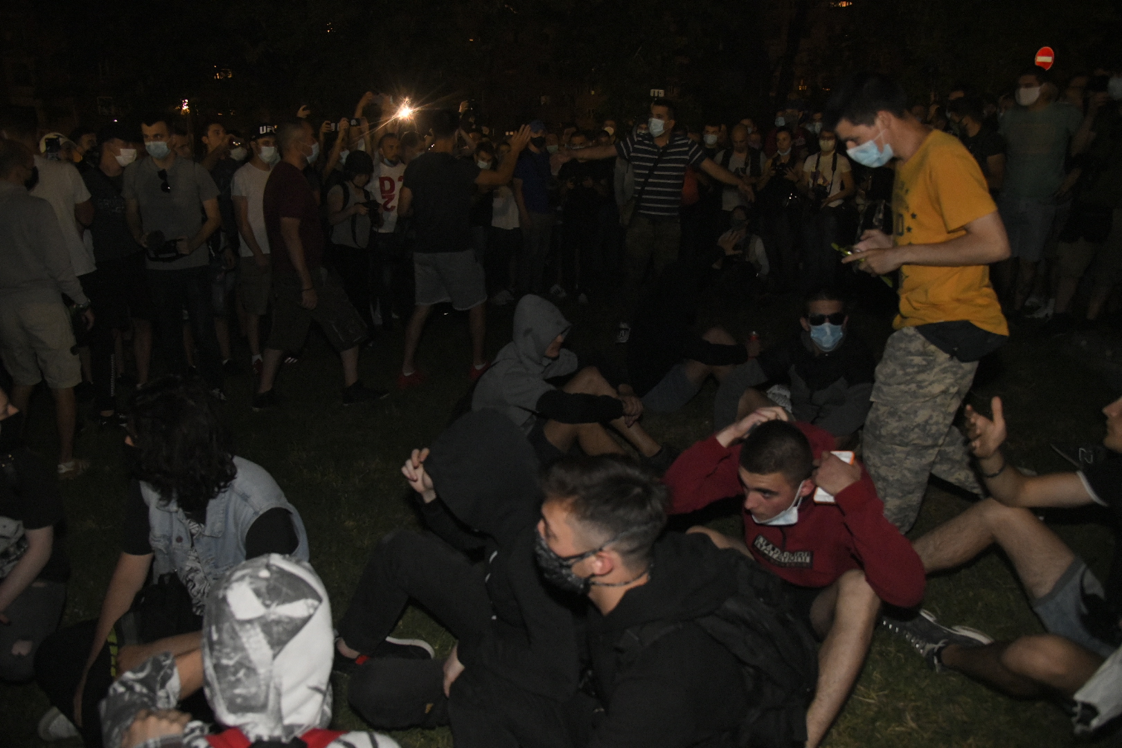 Beograd 09.07.2020. Provokatori. Protest, treći dan, demonstracije, Skupština Srbije, sedenje, mirni protest, ne nasedaj, sedi Foto: Nemanja Jovanović/Nova.rs