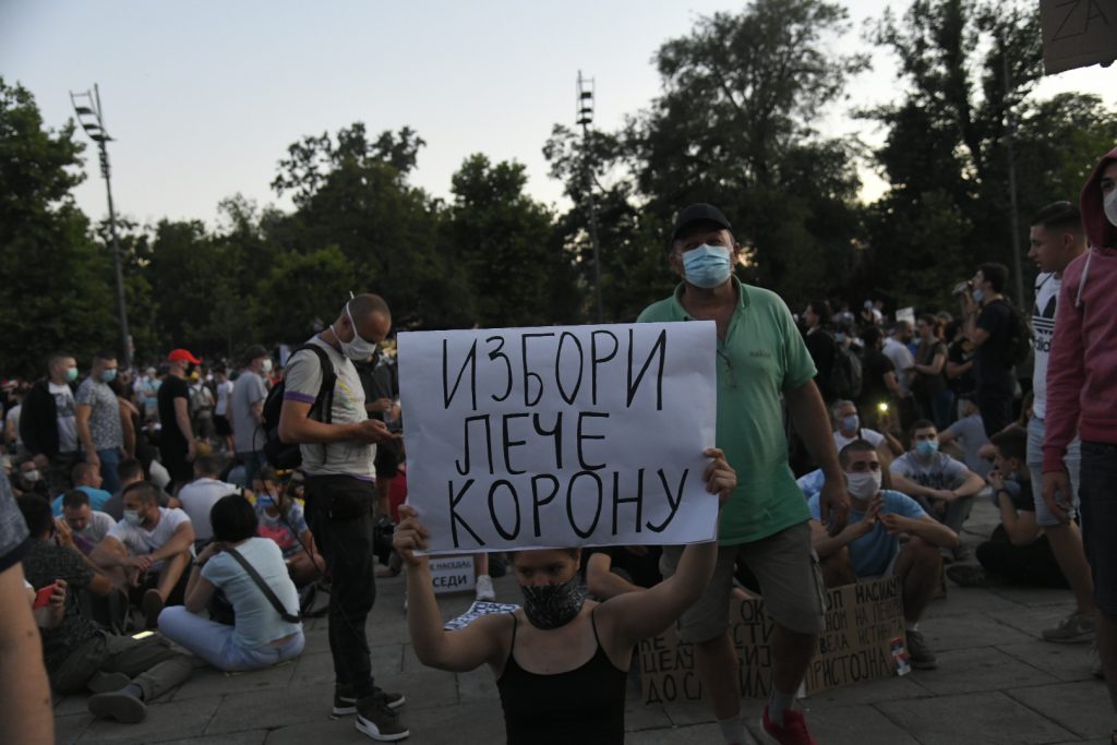 Beograd 09.07.2020. Protest, treći dan, demonstracije, Skupština Srbije, sedenje, mirni protest, ne nasedaj, sedi Foto: Nemanja Jovnović/Nova.rs