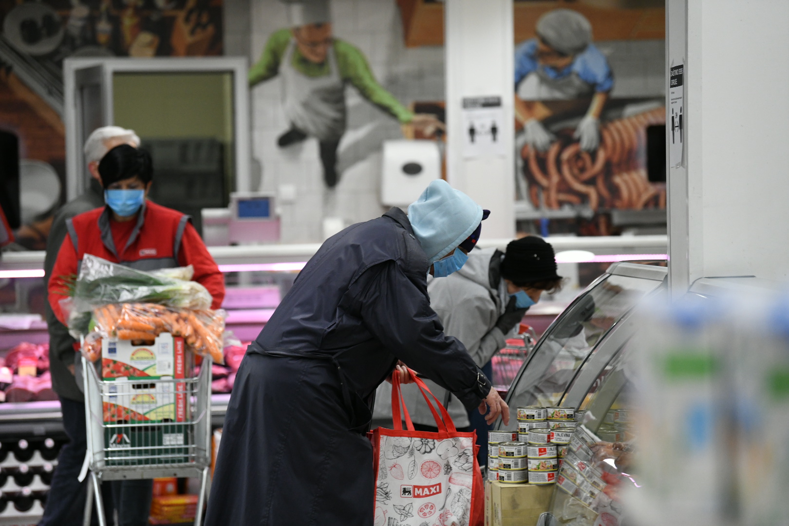 Beograd, 22.03.2020. Penzioneri, kupovina, nedelja, guzva, red, prodavnica, korona, koronavirus,