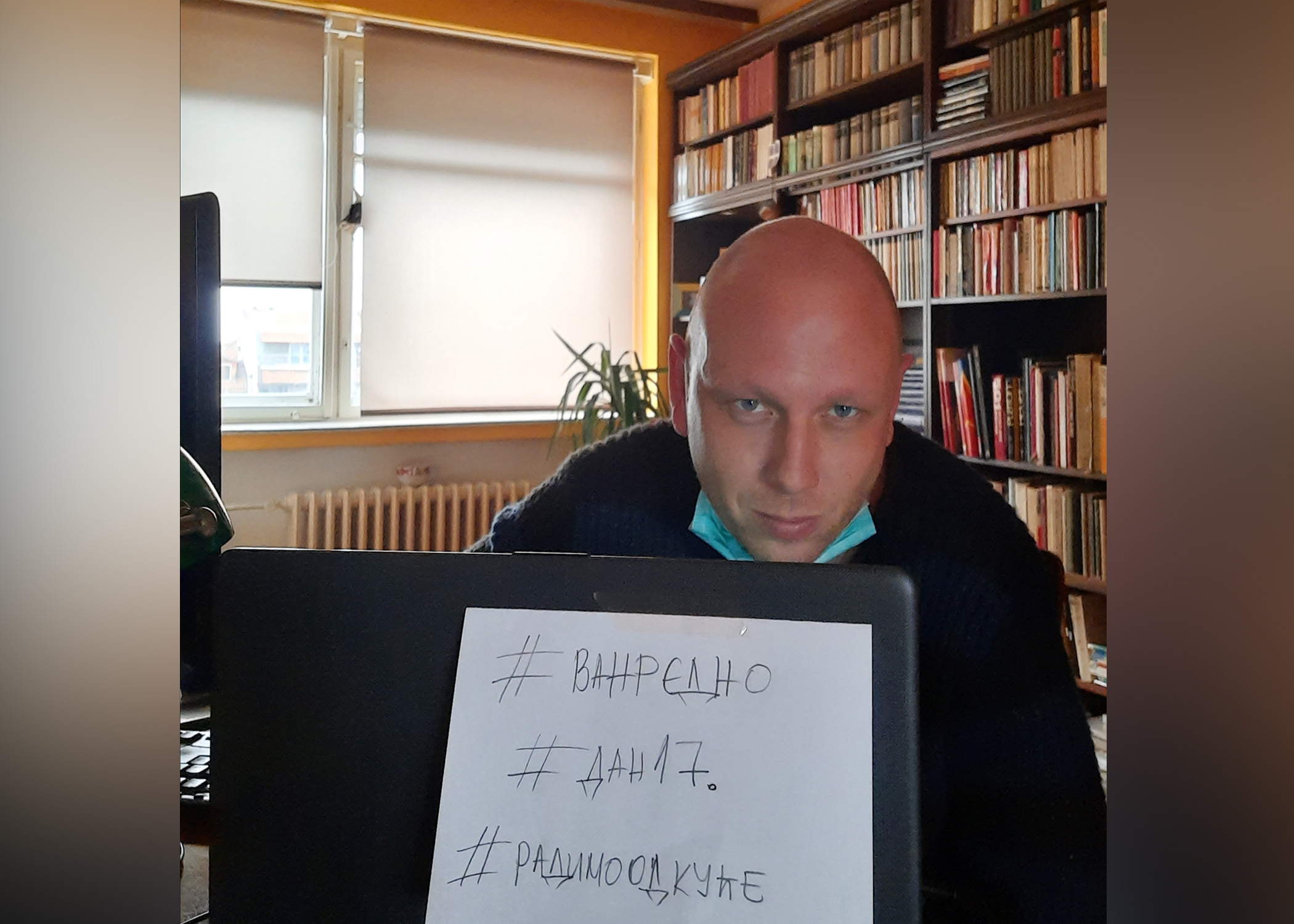 Ivan Milićević Autoportret zaposleni Nova.rs rad od kuće, izolacija, vanredno stanje, koronavirus, zabrana kretanja, socijalna distanca