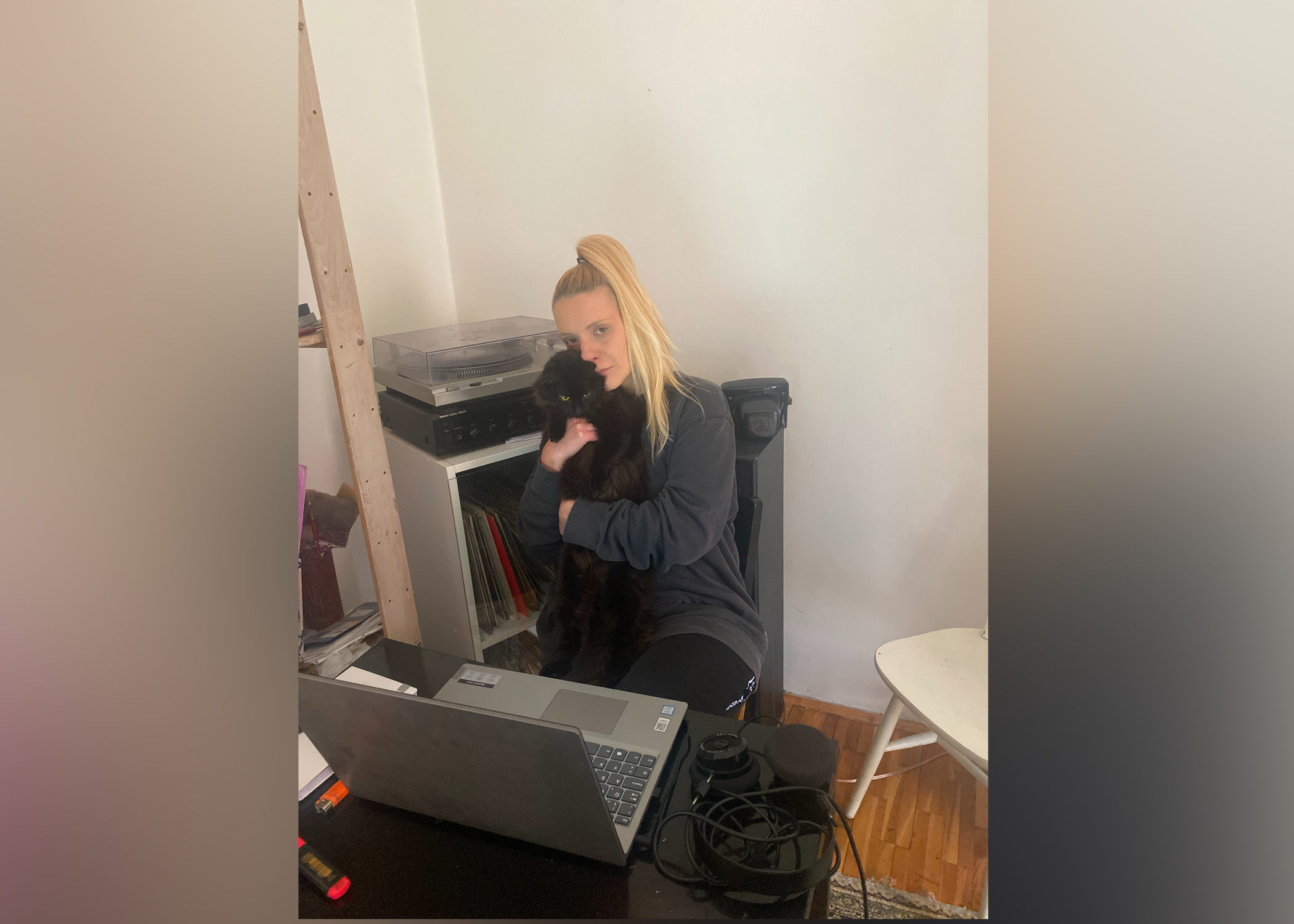 Magda Janjić Autoportret zaposleni Nova.rs rad od kuće, izolacija, vanredno stanje, koronavirus, zabrana kretanja, socijalna distanca