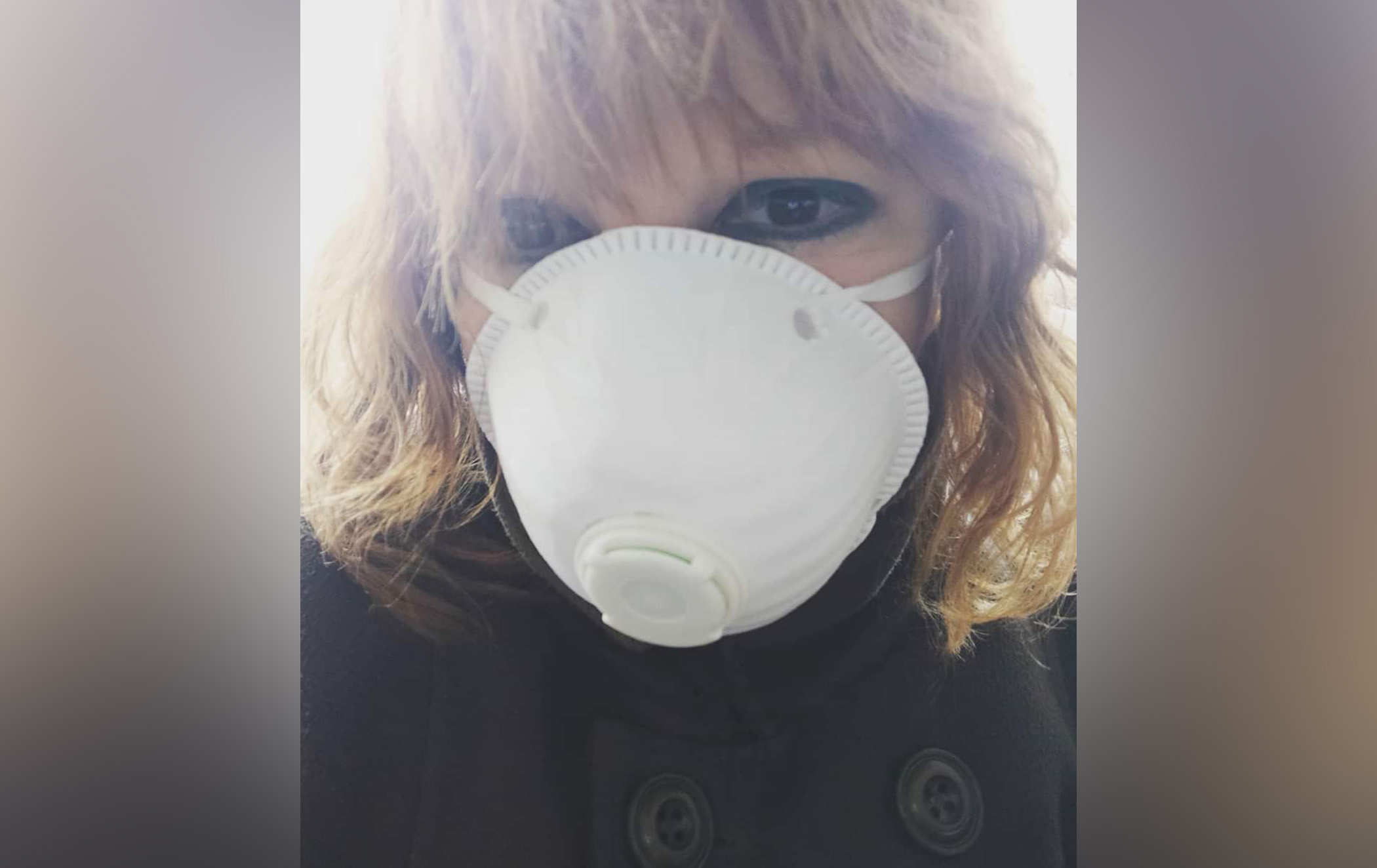 Autoportret zaposleni Nova.rs rad od kuće, izolacija, vanredno stanje, koronavirus, zabrana kretanja, socijalna distanca