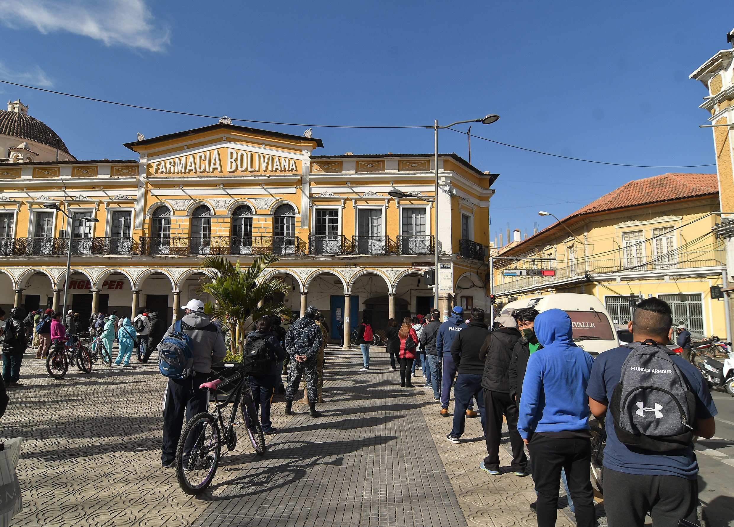 Long lines in Bolivia for chlorine dioxide despite being unauthorized