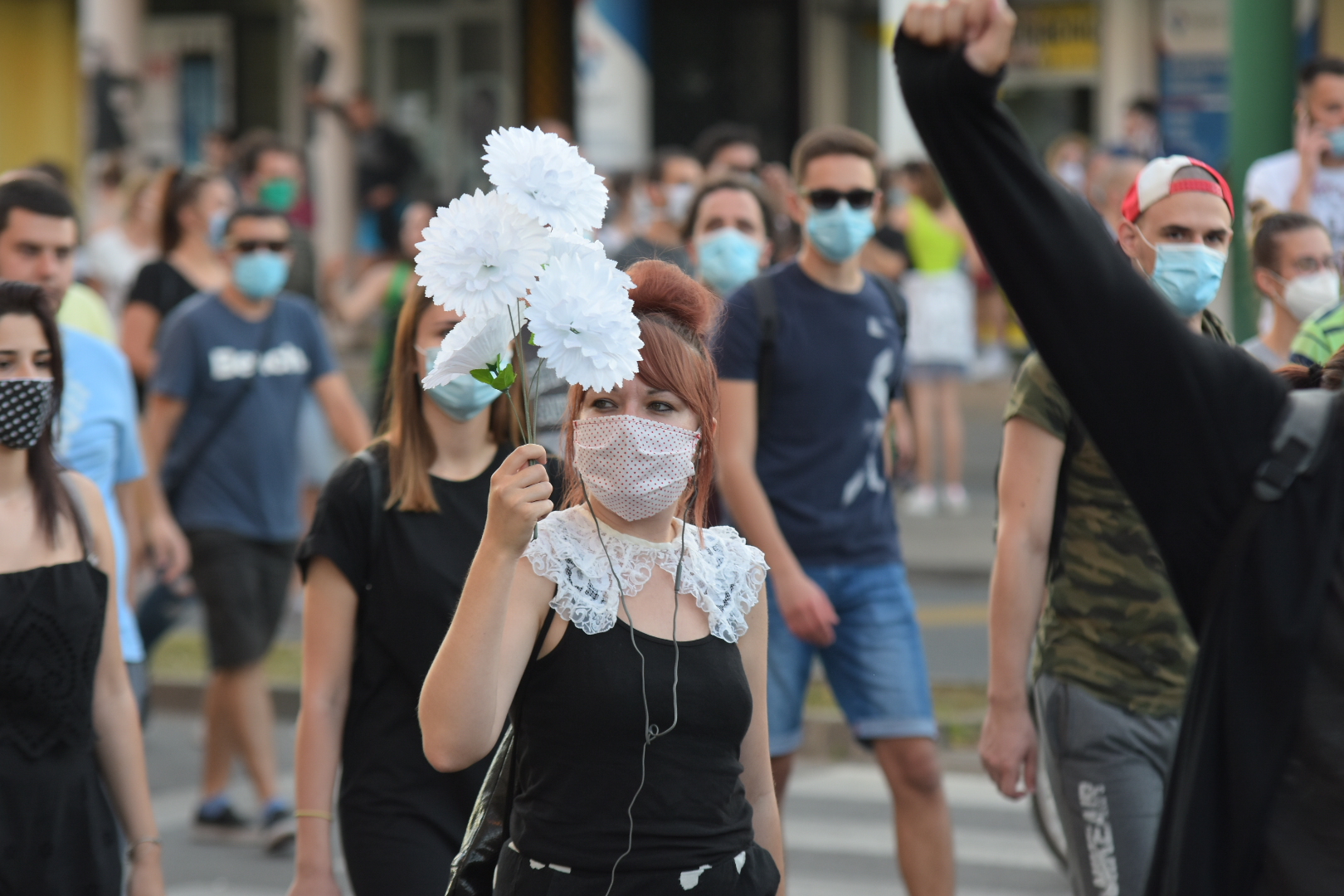Novi Sad, 09.07.2020. Protest, treći dan, trg, okupljanje, sedenje, sedi, ne nasedaj Foto: Nenad Mihajlović