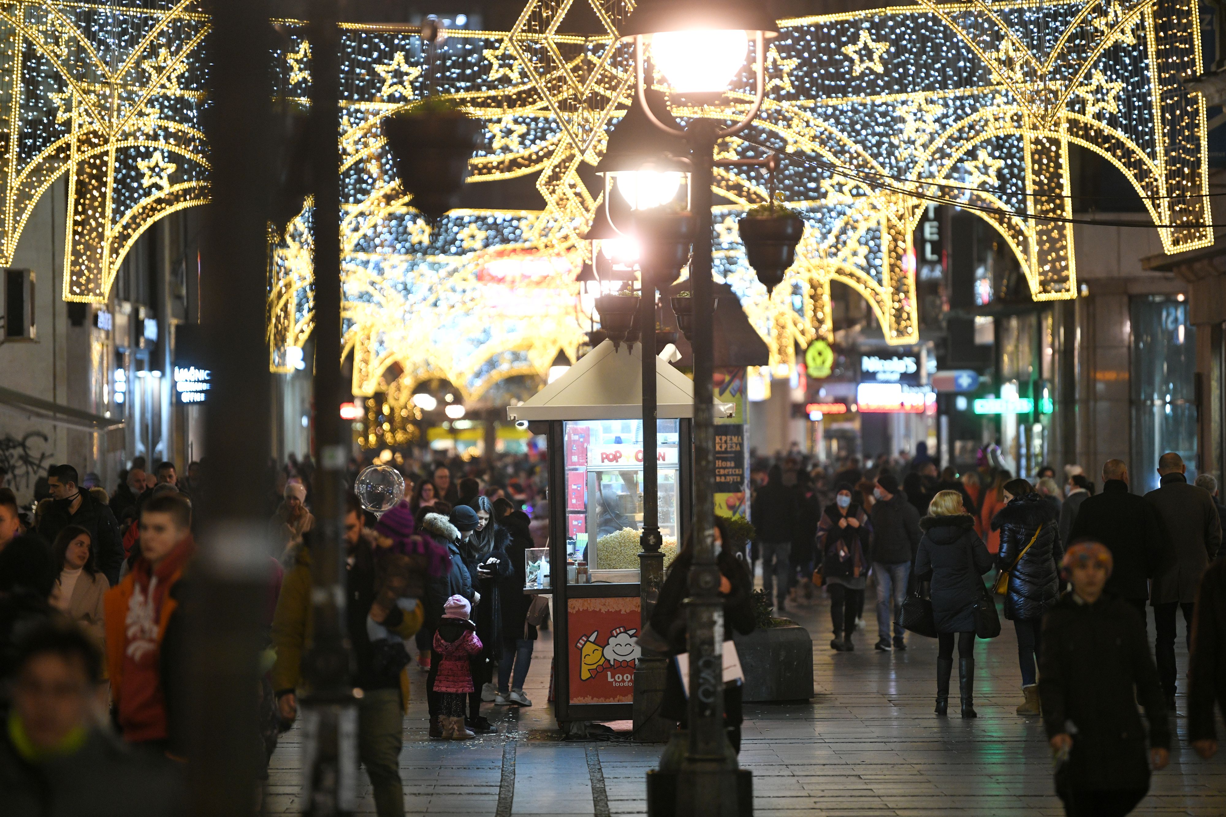 Beograd 22. decembar 2020. Knez Mihailova ulica, praznicna atmosfera, novogodisnja dekoracija, guzva, mere pandemija koronavirusa Foto:Filip Krainčanić/Nova.rs