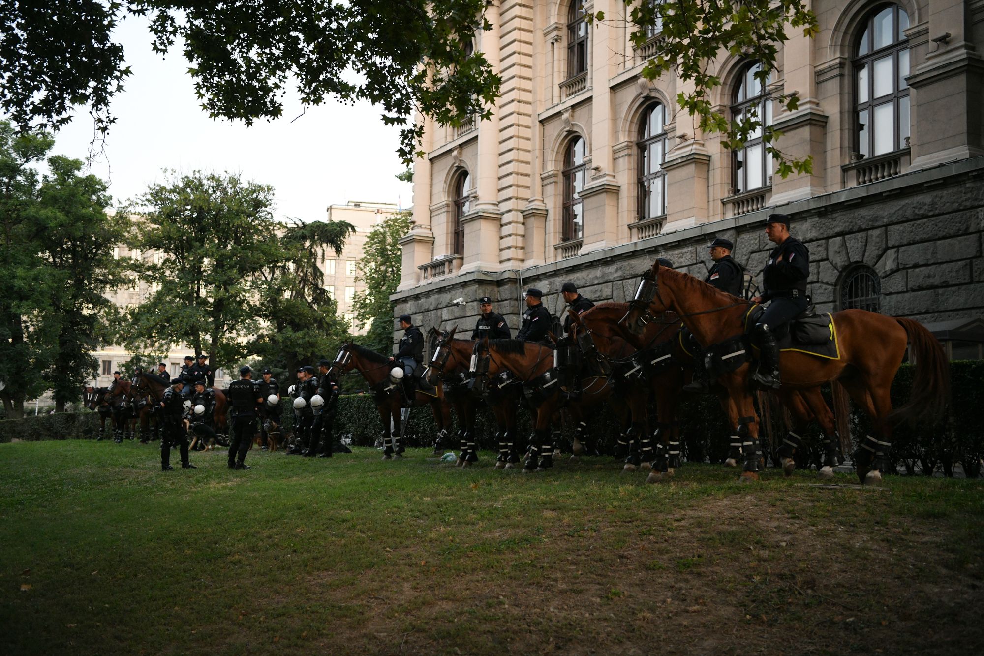 Beograd 10.07.2020. Policija, konjica, ljudi, Skupština Srbije, protest, četvrti dan, 4 dan Foto: Filip Krainčanić/Nova.rs