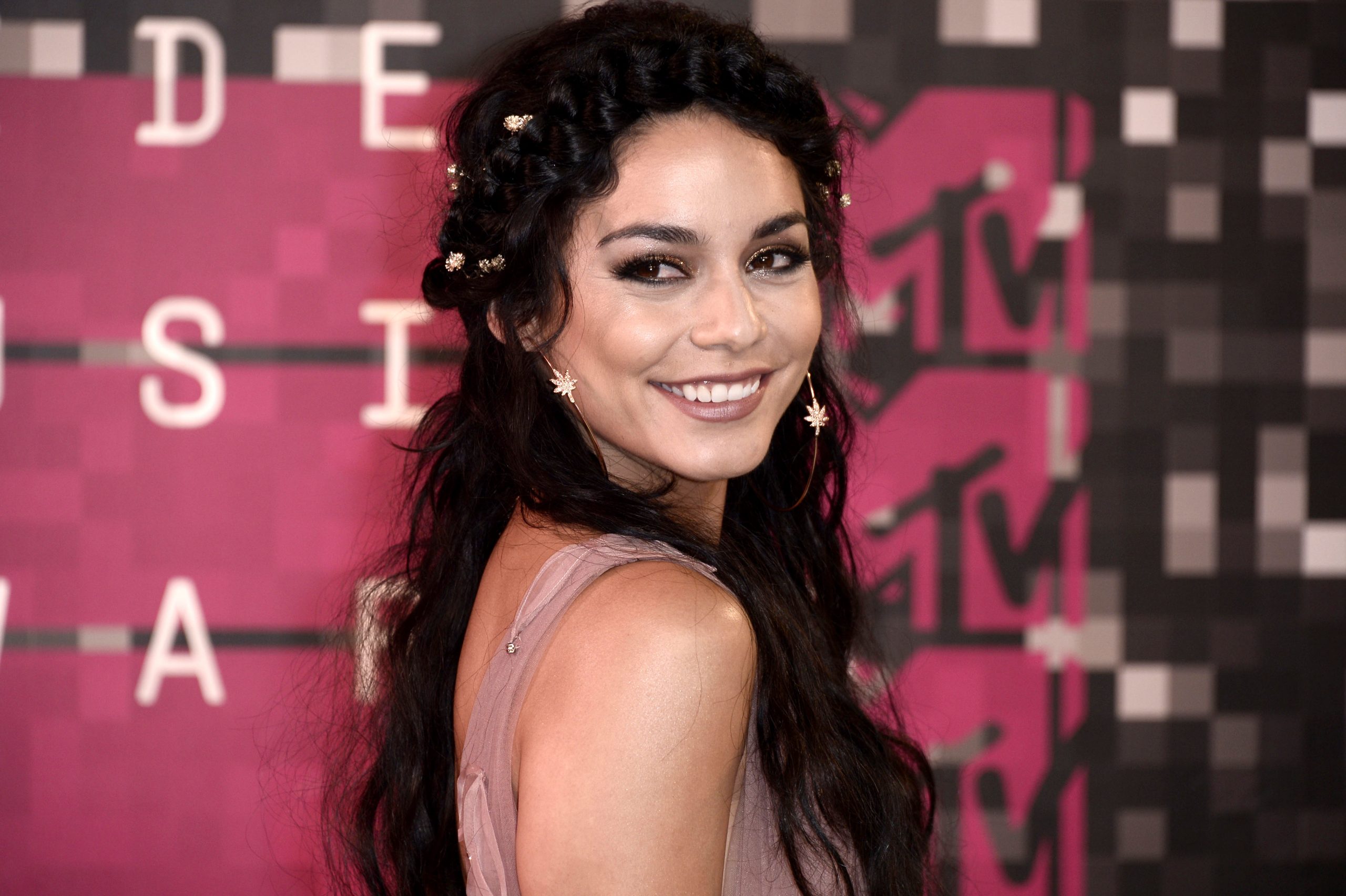 Vanesa Hadžens epa04906048 Vanessa Hudgens arrives on the red carpet for the 32nd MTV Video Music Awards at the Microsoft Theater in Los Angeles, California, USA, 30 August 2015.  EPA/PAUL BUCK