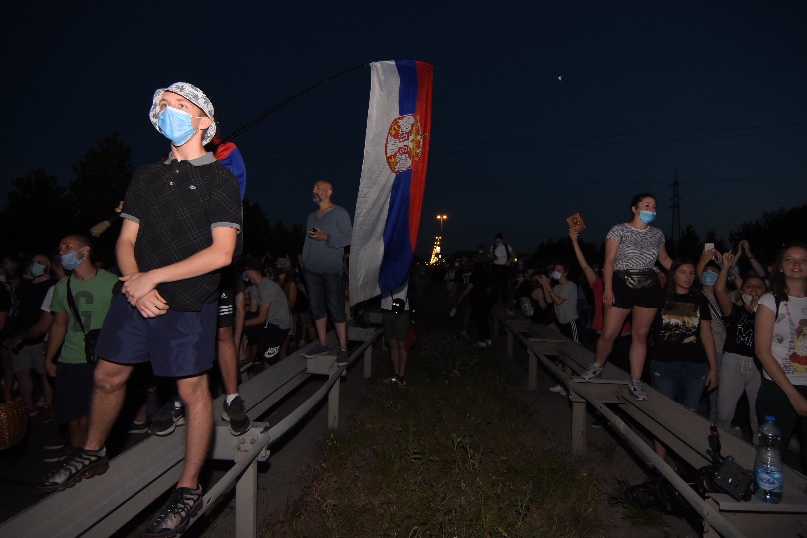 Novi Sad 10.07.2020. Odblokiran put. Policija, žandarmerija. Auto-put, autoput, auto put, ljudi, protest, četvrti dan, 4 dan Foto: Nenad Mihajlović