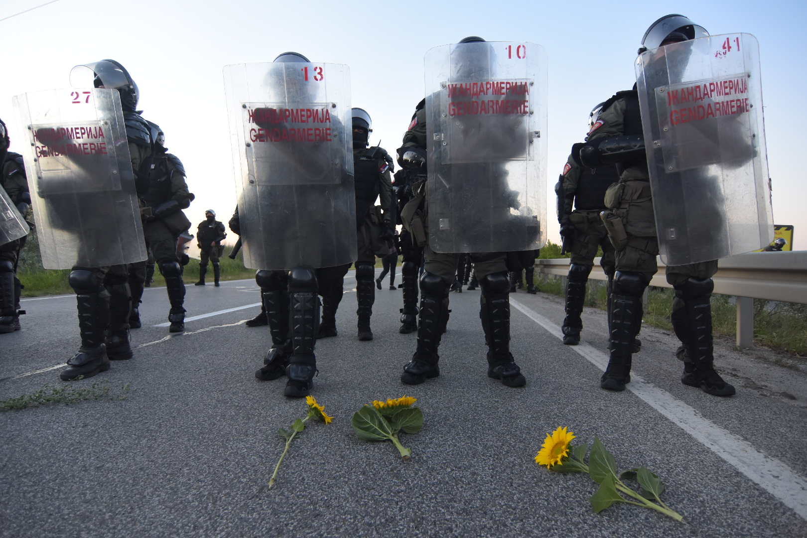 Novi Sad 10.07.2020. Policija, žandarmerija, auto-put, autoput, auto put, ljudi, protest, četvrti dan, 4 dan Foto: Nenad Mihajlović