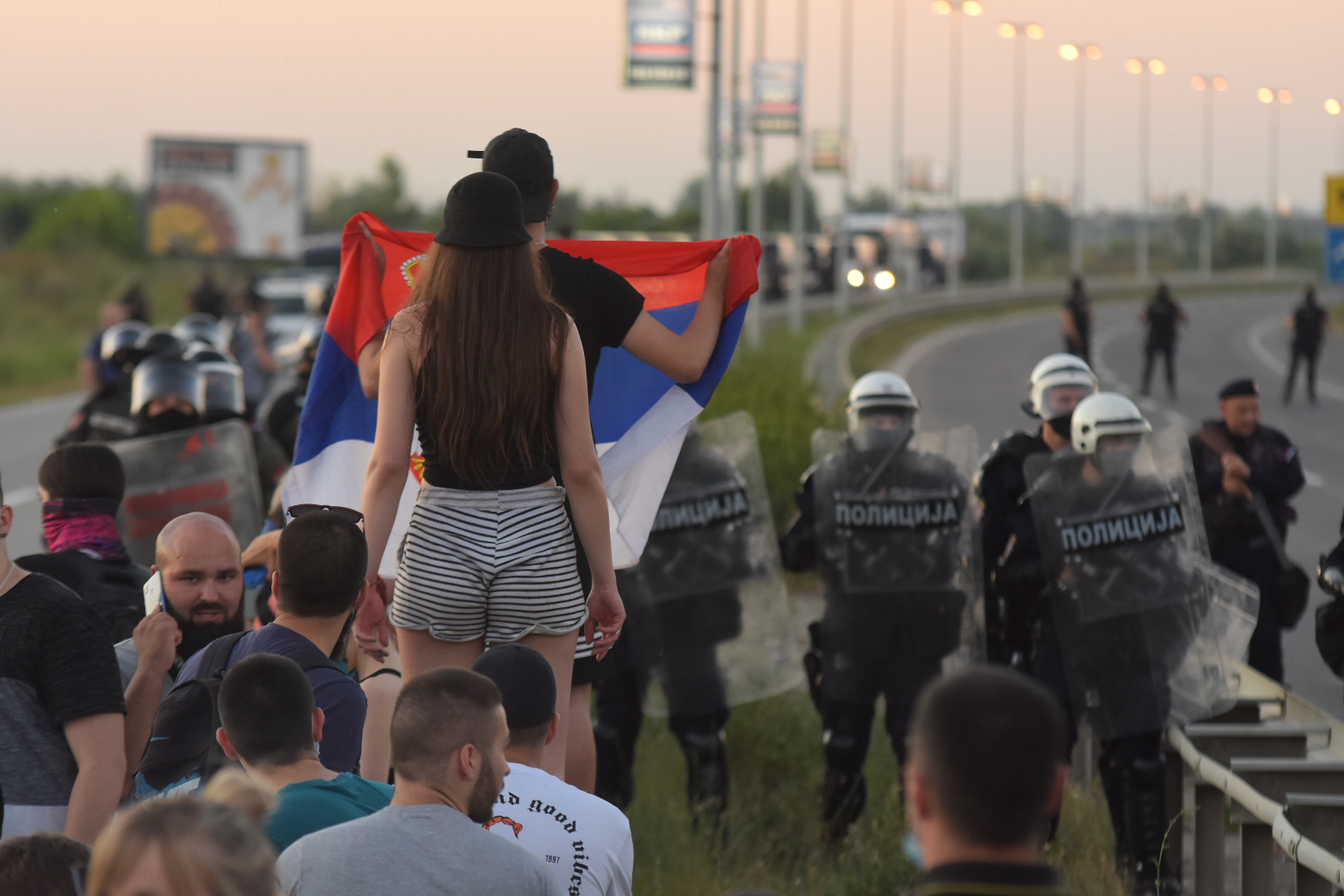 Novi Sad 10.07.2020. Policija, žandarmerija, auto-put, autoput, auto put, ljudi, protest, četvrti dan, 4 dan Foto: Nenad Mihajlović
