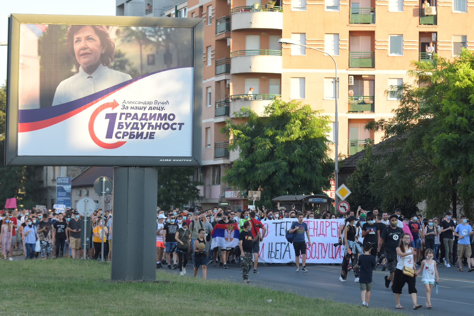 Novi Sad 10.07.2020. Auto-put, autoput, auto put, ljudi, protest, četvrti dan, 4 dan Foto: Nenad Mihajlović