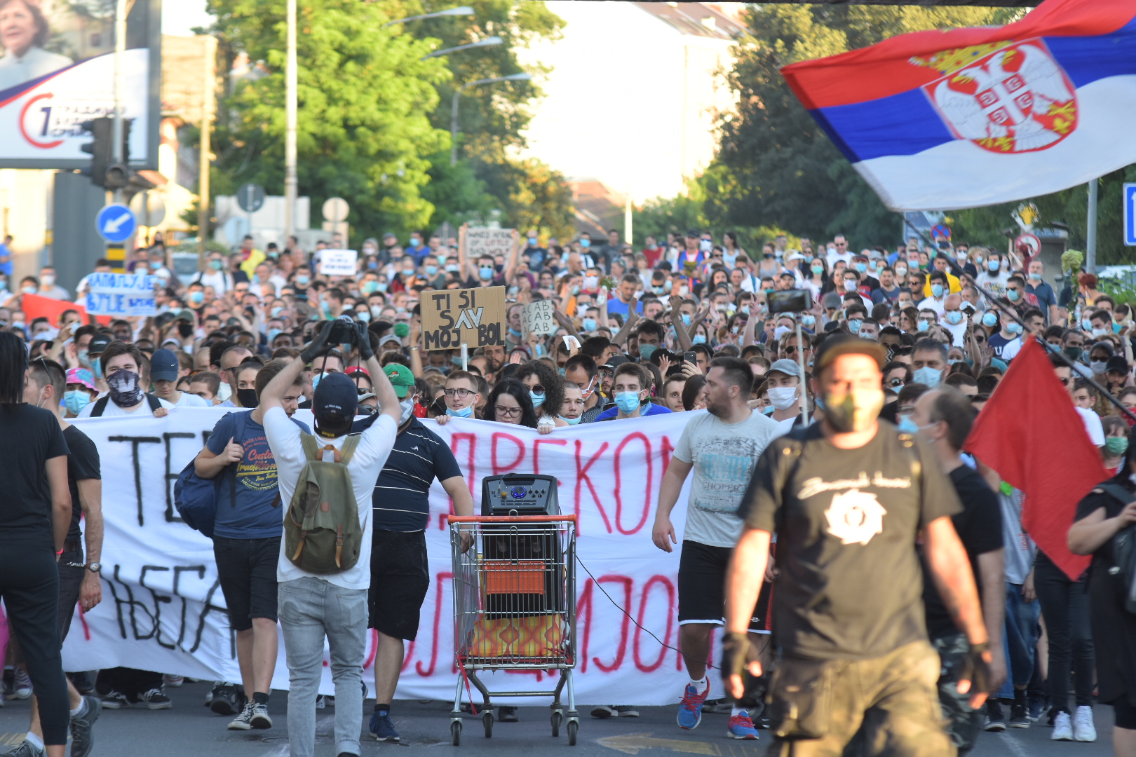 Novi Sad 10.07.2020. Auto-put, autoput, auto put, ljudi, protest, četvrti dan, 4 dan Foto: Nenad Mihajlović