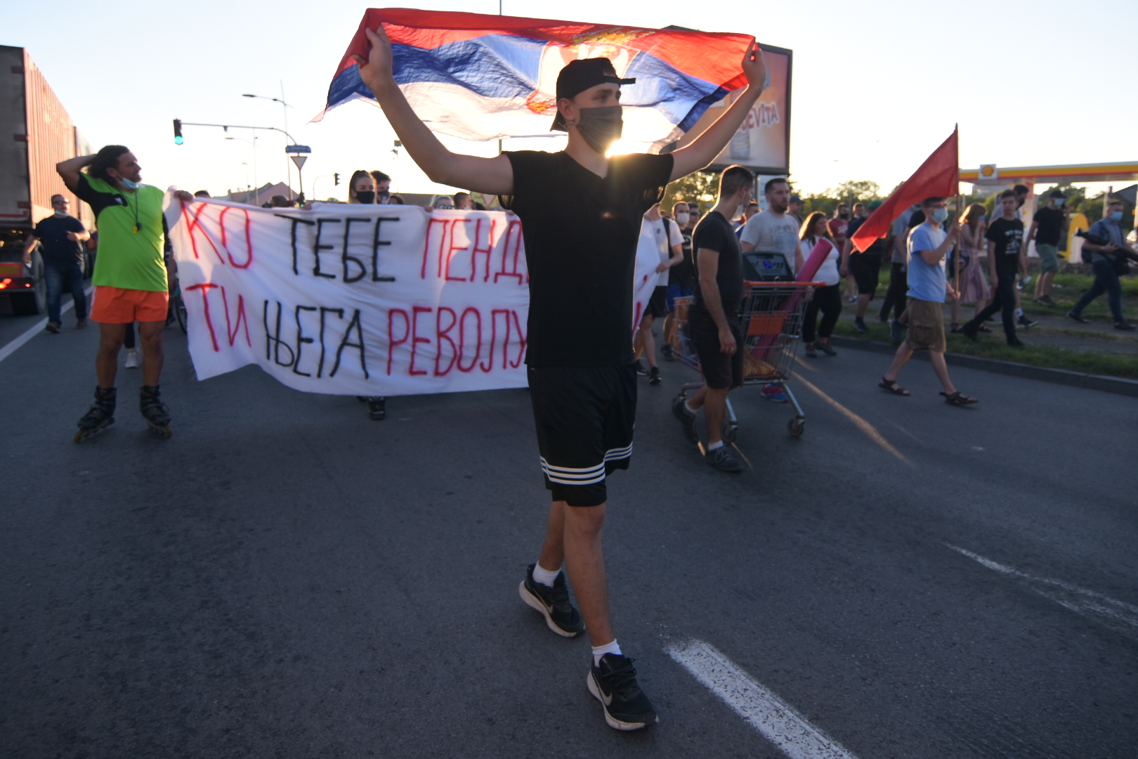 Novi Sad 10.07.2020. Auto-put, autoput, auto put, ljudi, protest, četvrti dan, 4 dan Foto: Nenad Mihajlović