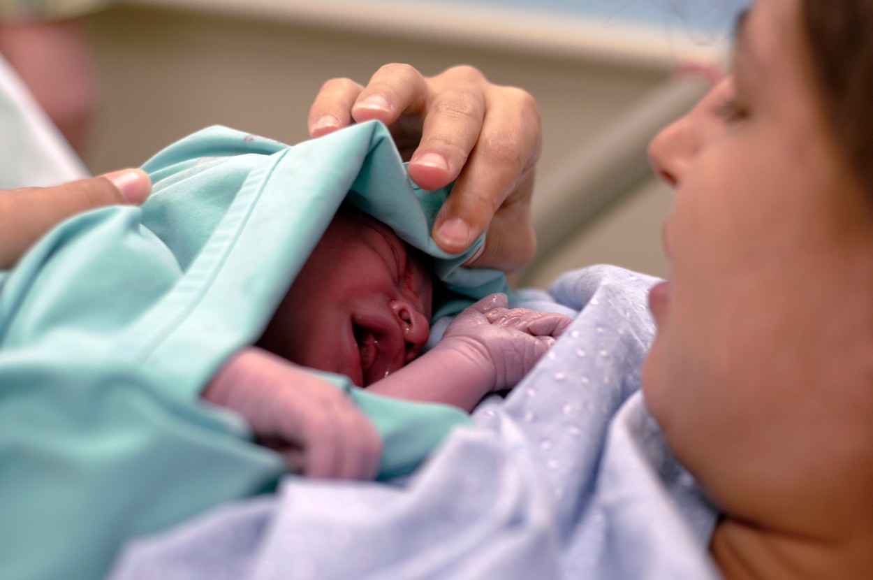 Newborn baby and mother in ther maternity ward. Model release available ., Image: 102166919, License: Rights-managed, Restrictions: , Model Release: no, Credit line: Science Photo Library / Sciencephoto / Profimedia
