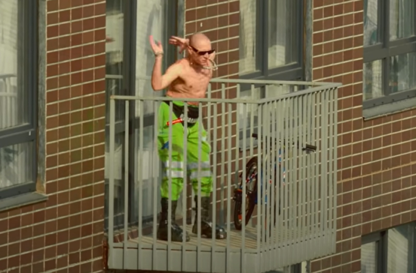 Tehno na balkonu; Foto: Printscreen Youtube