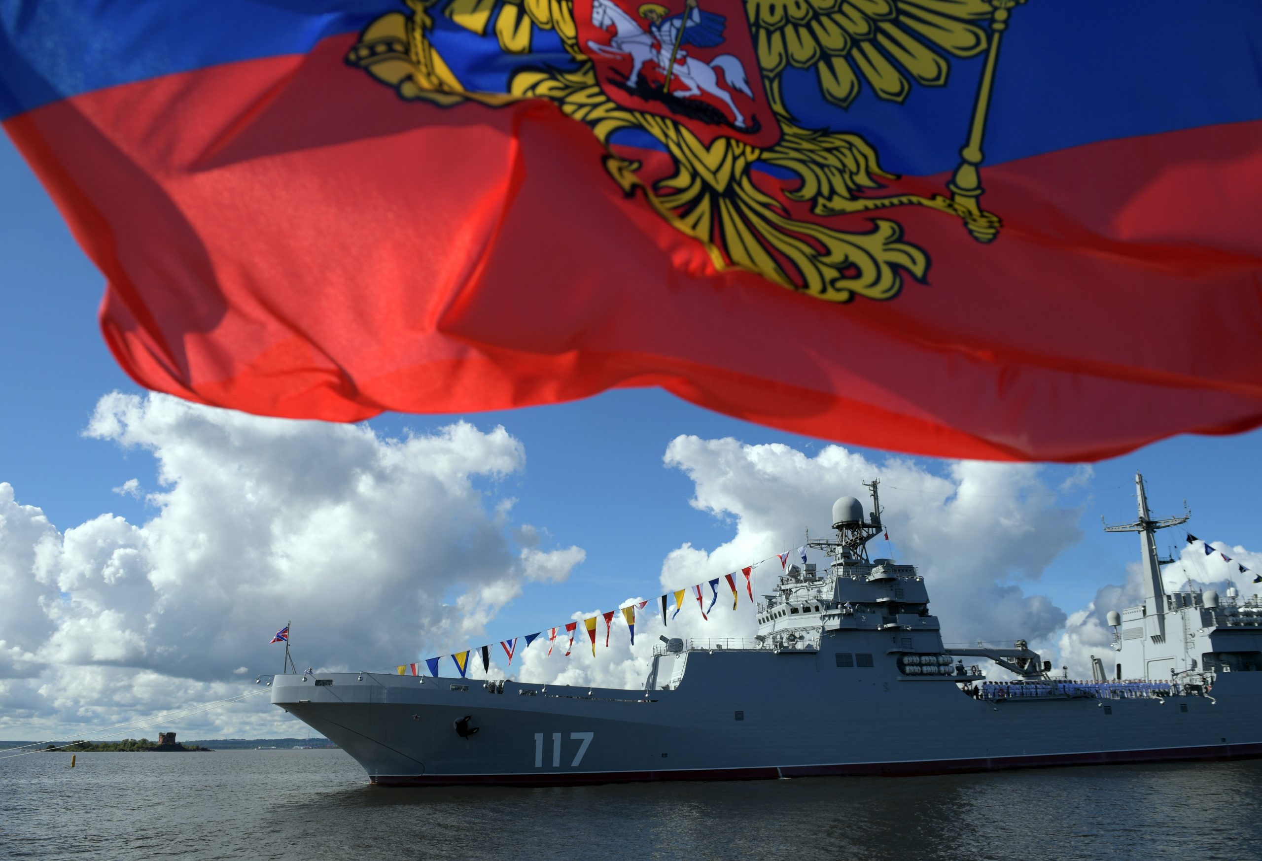 epa08566575 Russian Navy landing ship Petr Morgunov takes part in the 'Russia Navy Day' parade in St. Petersburg, Russia, 26 July 2020.  EPA-EFE/ALEXEI DRUZHININ / SPUTNIK / KREMLIN POOL MANDATORY CREDIT