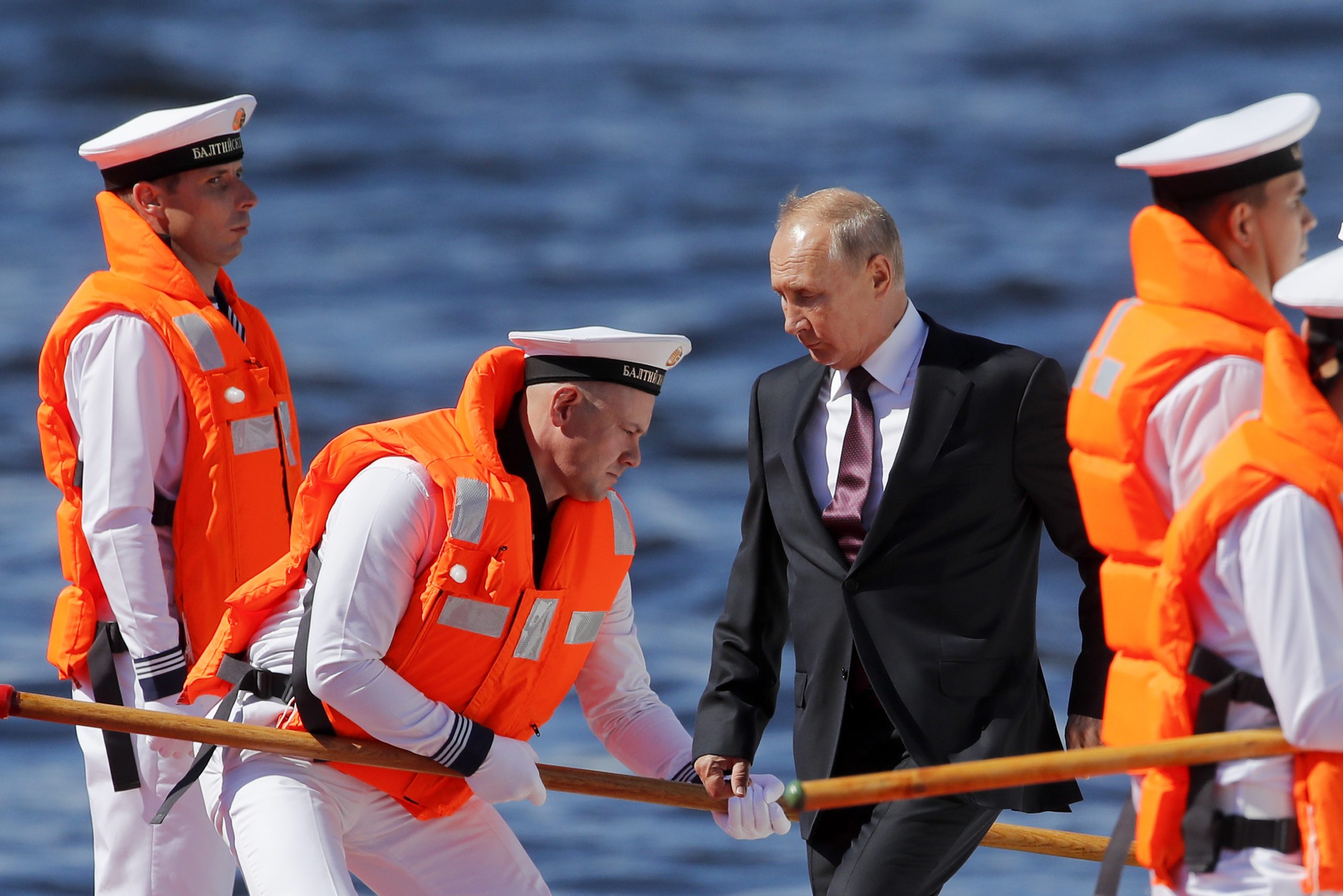 epa08566628 Russian President Vladimir Putin (C) arrives to attend the military parade during the Navy Day celebration in St.Petersburg, Russia, 26 July 2020.  EPA-EFE/DMITRI LOVETSKY / POOL