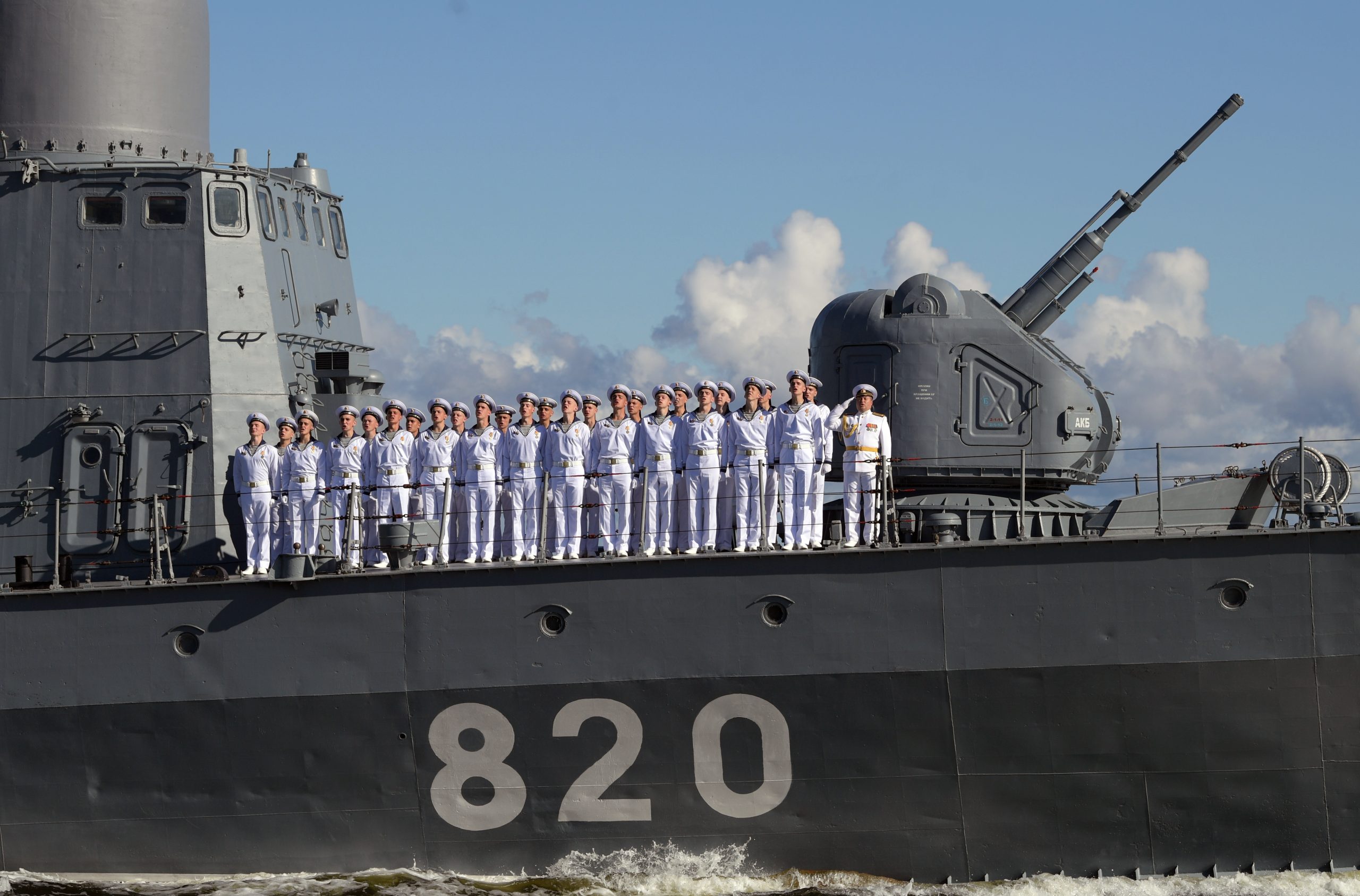 epa08566604 Russian Navy sailors of the small missile ship Chuvashia take part in the 'Russia Navy Day' parade in St. Petersburg, Russia, 26 July 2020.  EPA-EFE/ALEXEI DRUZHININ / SPUTNIK / KREMLIN POOL MANDATORY CREDIT