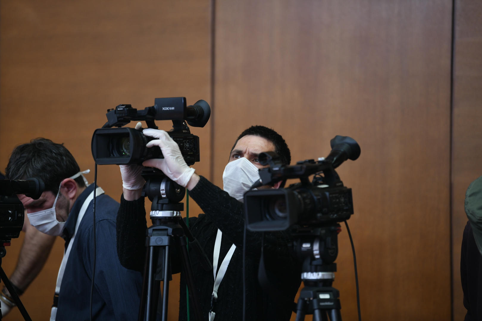 Beograd 19.03.2020. Maska, rukavice, koronavirus. Novinari, novinarske ekipe, novinarska ekipa, snimatelji, snimatelj, priprema, priprema, obraćanje predsednika, palata Srbija Foto: Vesna Lalić/Nova.rs