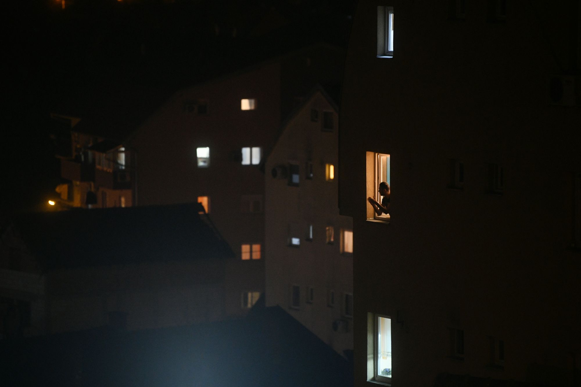 Beograd 20.03.2020. Aplauz podrške medicinskim radnicima, medicinarima, aplauz, tapšanje, prozori, terase, policijski čas, dan 3, vanredno stanje, koronavirus Foto: Filip Krainčanić/Nova.rs
