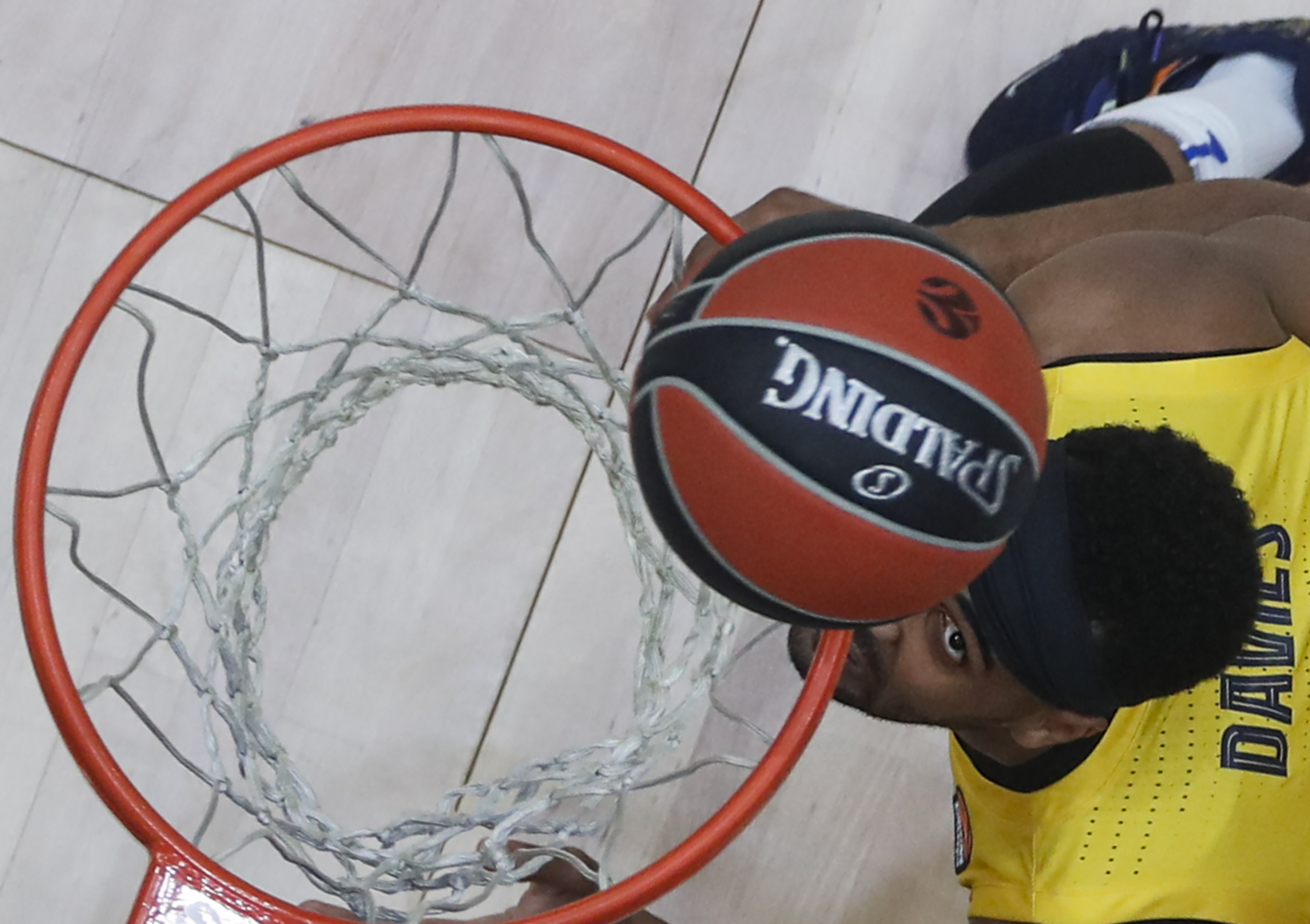 epa08253422 Brandon Davies FC Barcelona in action during the Euroleague basketball match between CSKA Moscow and FC Barcelonat in Moscow, Russia, 27 February 2020.  EPA-EFE/SERGEI ILNITSKY
