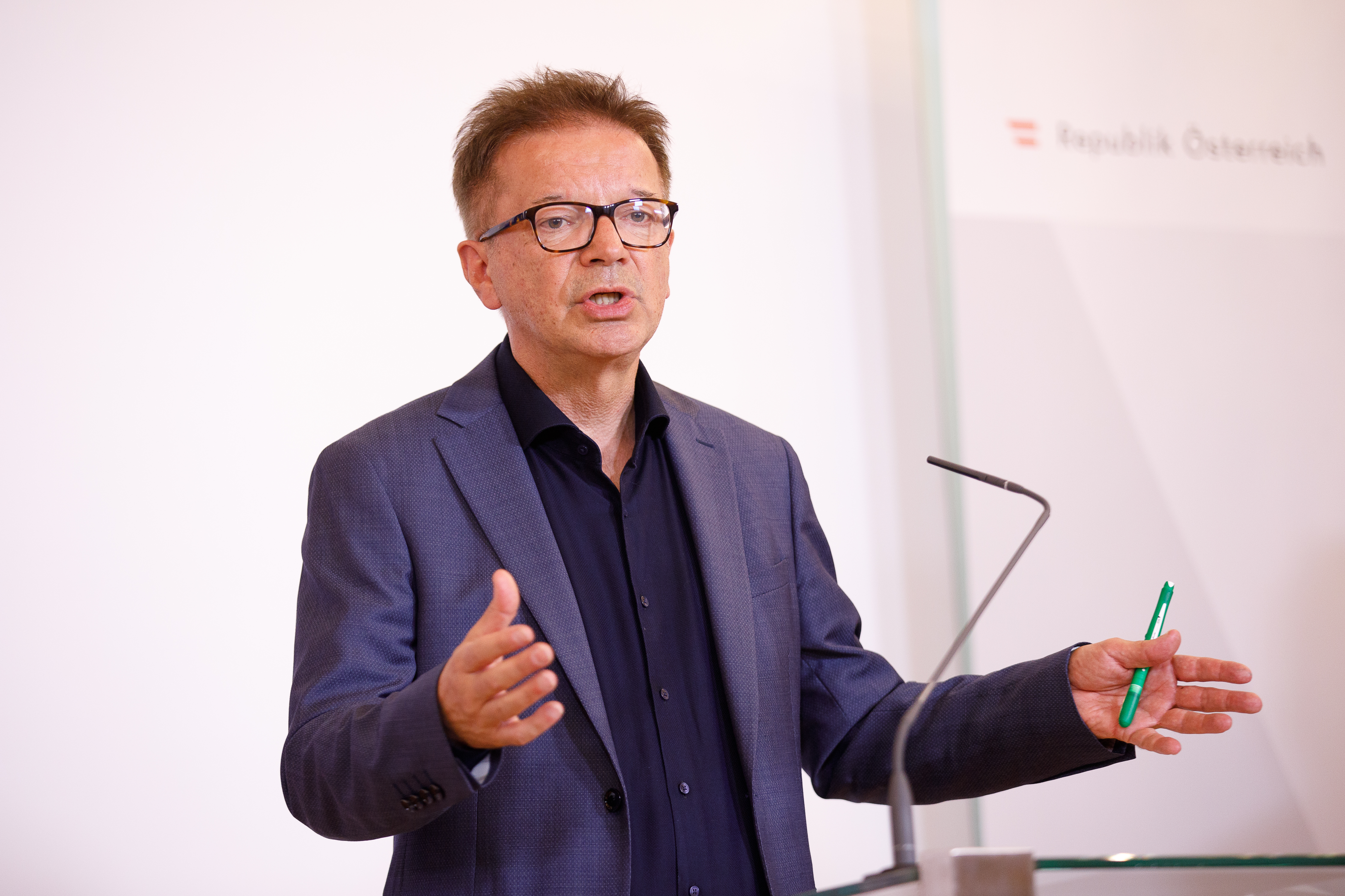 Austrian government introduces corona traffic light system