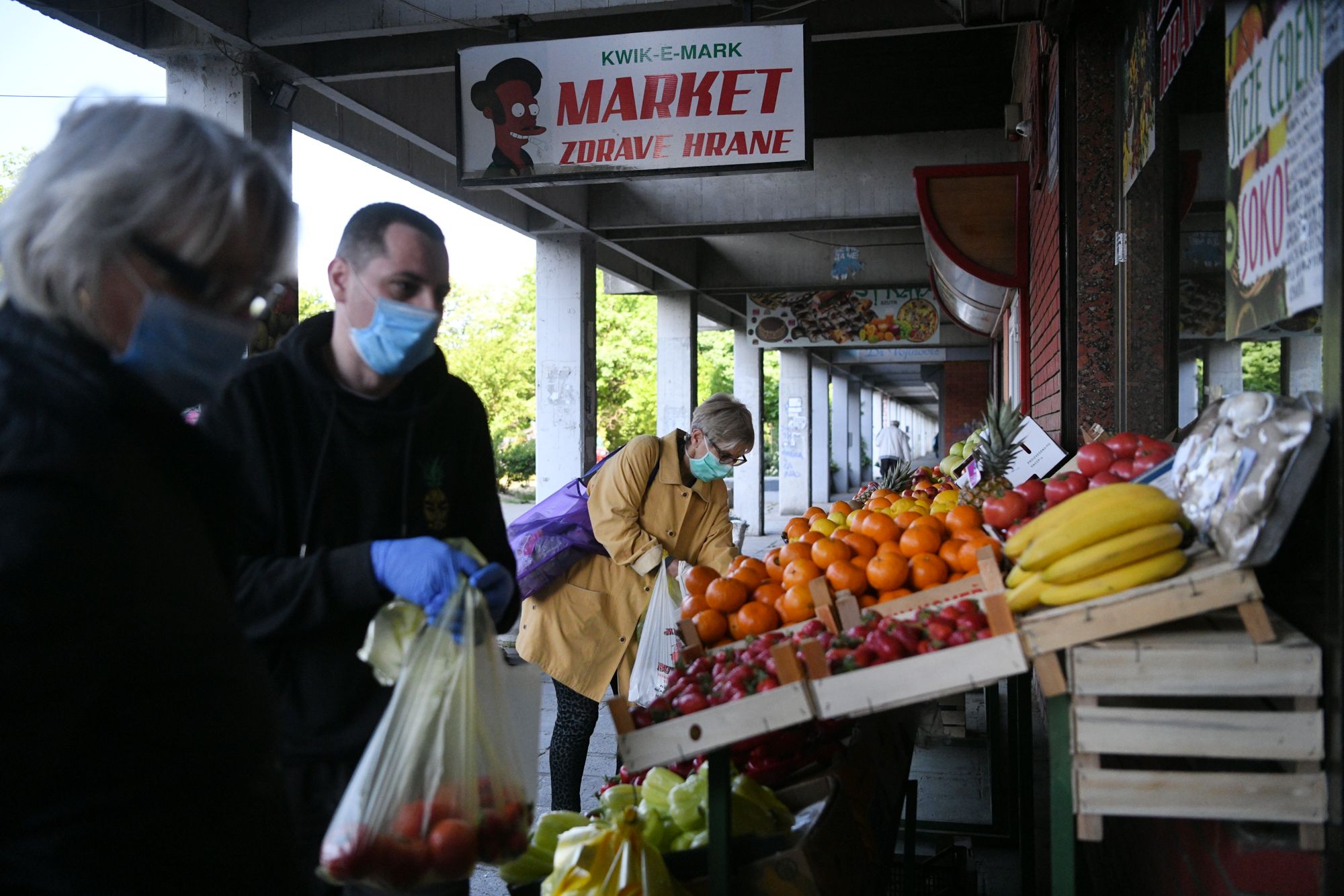 Beograd 07.05.2020. Prvi dan nakon ukidanja vanrednog stanja uvedenog zbog pandemije koronavirusa, vraćanje u normalan svakodnevni život uz mere zaštite i nošenje zaštitne maske kupovina prodavnica market zdrava hrana Foto:Filip Krainčanić/Nova.rs