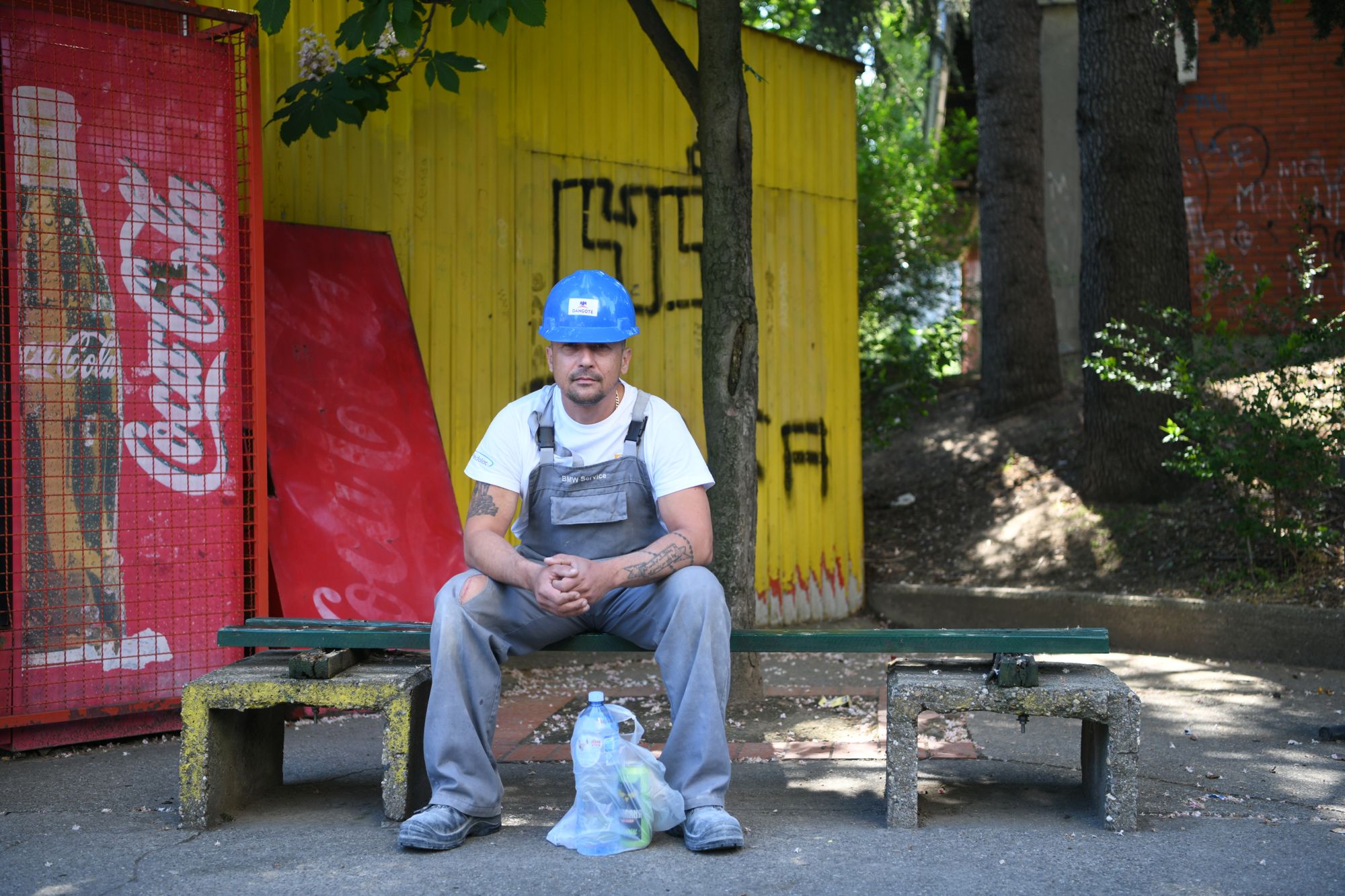 Beograd 07.05.2020. Prvi dan nakon ukidanja vanrednog stanja uvedenog zbog pandemije koronavirusa, vraćanje u normalan svakodnevni život uz mere zaštite i nošenje zaštitne maske radnik sa šlemom na glavi pravi pauzu Foto:Filip Krainčanić/Nova.rs