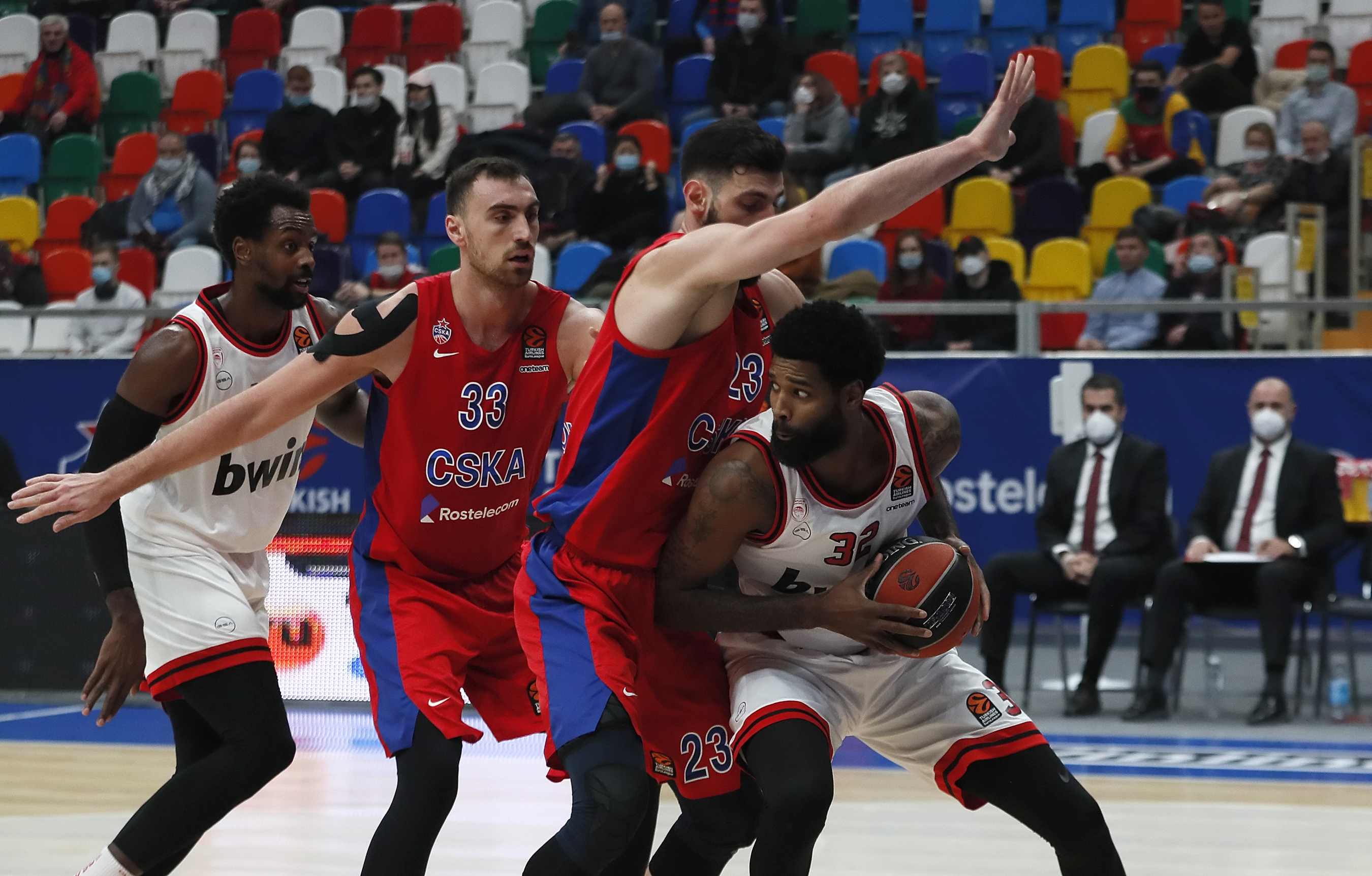 epa08860205 Tornike Shengelia (2-R) of CSKA Moscow in action against Octavius Ellis (R) of Olympiacos Piraeus during the Euroleague basketball match between CSKA Moscow and Olympiacos Piraeus in Moscow, Russia, 03 December 2020.  EPA-EFE/MAXIM SHIPENKOV