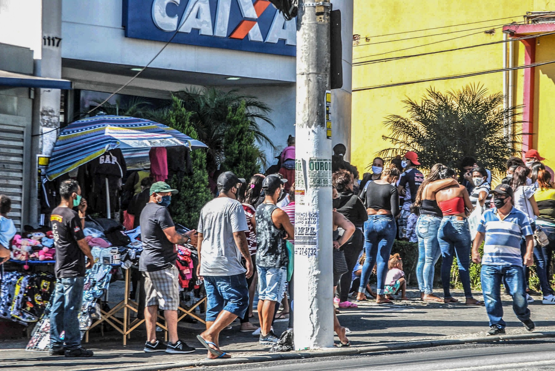 Brazil, Brazilians line up to get governmentâ€™s financial aid