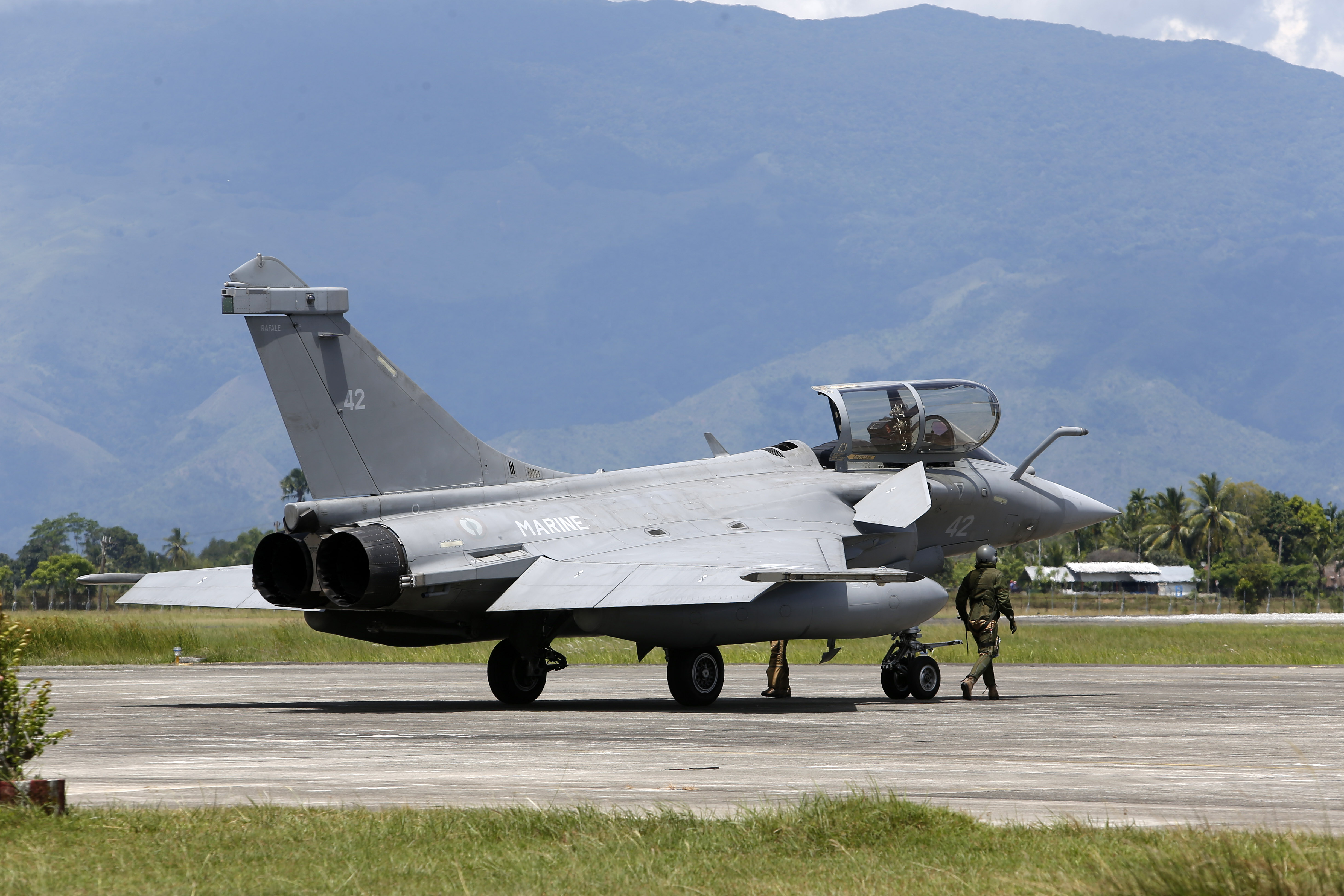 francuski borbeni avion, French Navy fighters make emergency landing at Sultan Iskandar Muda Military Base in Aceh Besar