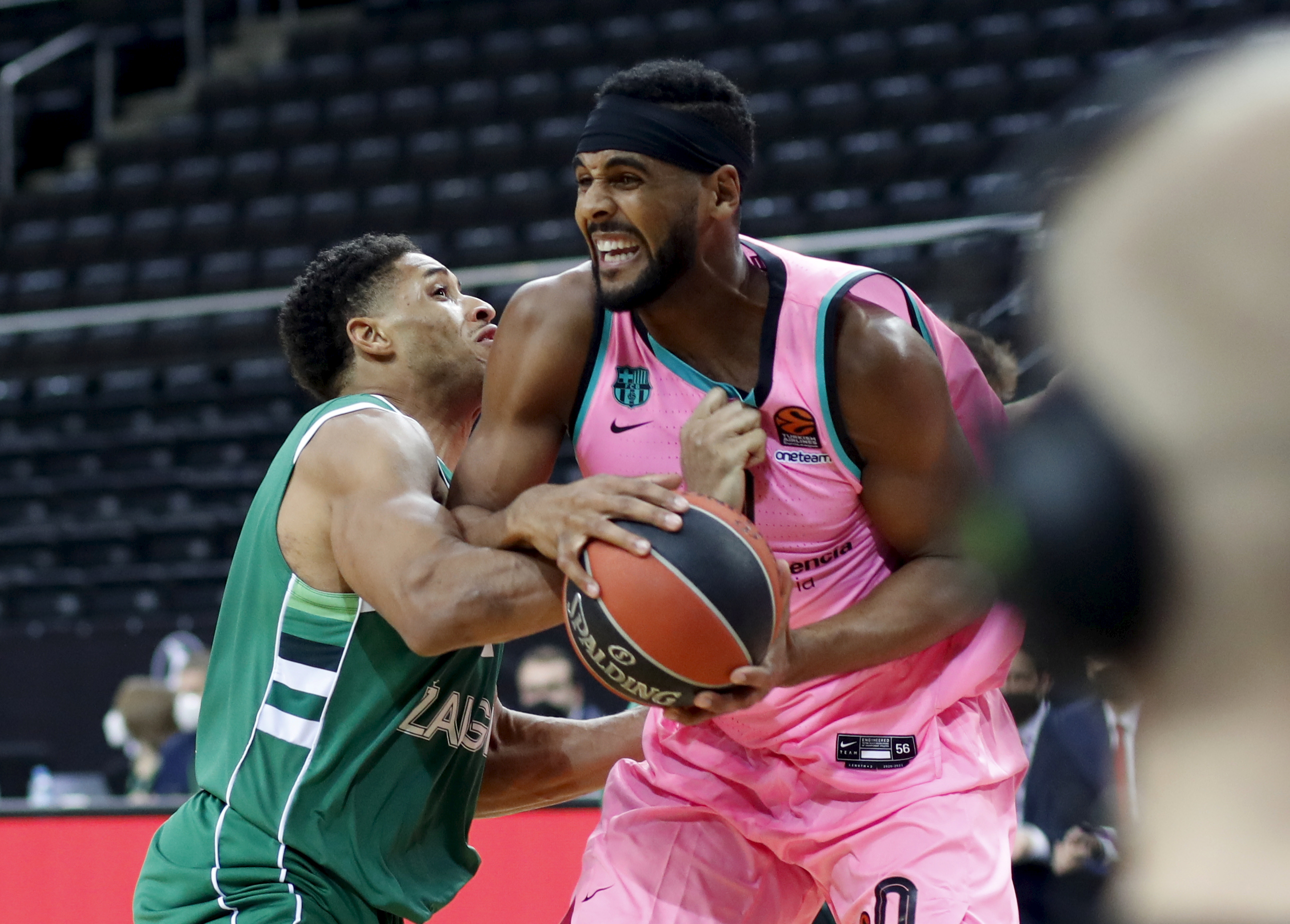epa08862772 Brandon Davis (R) of FC Barcelona in action against Nigel Hayes of Zalgiris Kaunas during the Euroleague basketball match between Zalgiris Kaunas and FC Barcelona at Zalgiris Arena in Kaunas, Lithuania, 04 December 2020.  EPA-EFE/TOMS KALNINS