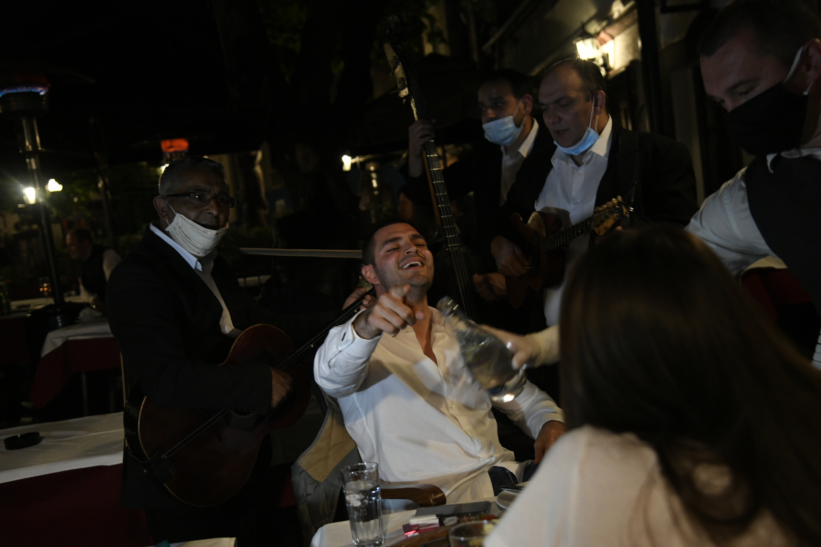Beograd, 7.5.2020. Skadarlija, Tri šešira restoran, muzika, maska, muzikanti, kraj vanrednog stanja Foto: Nemanja Jovanović/Nova.rs