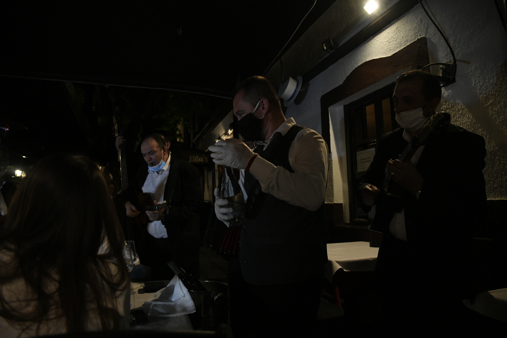 Beograd, 7.5.2020. Skadarlija, Tri šešira restoran, muzika, maska, muzikanti, kraj vanrednog stanja Foto: Nemanja Jovanović/Nova.rs