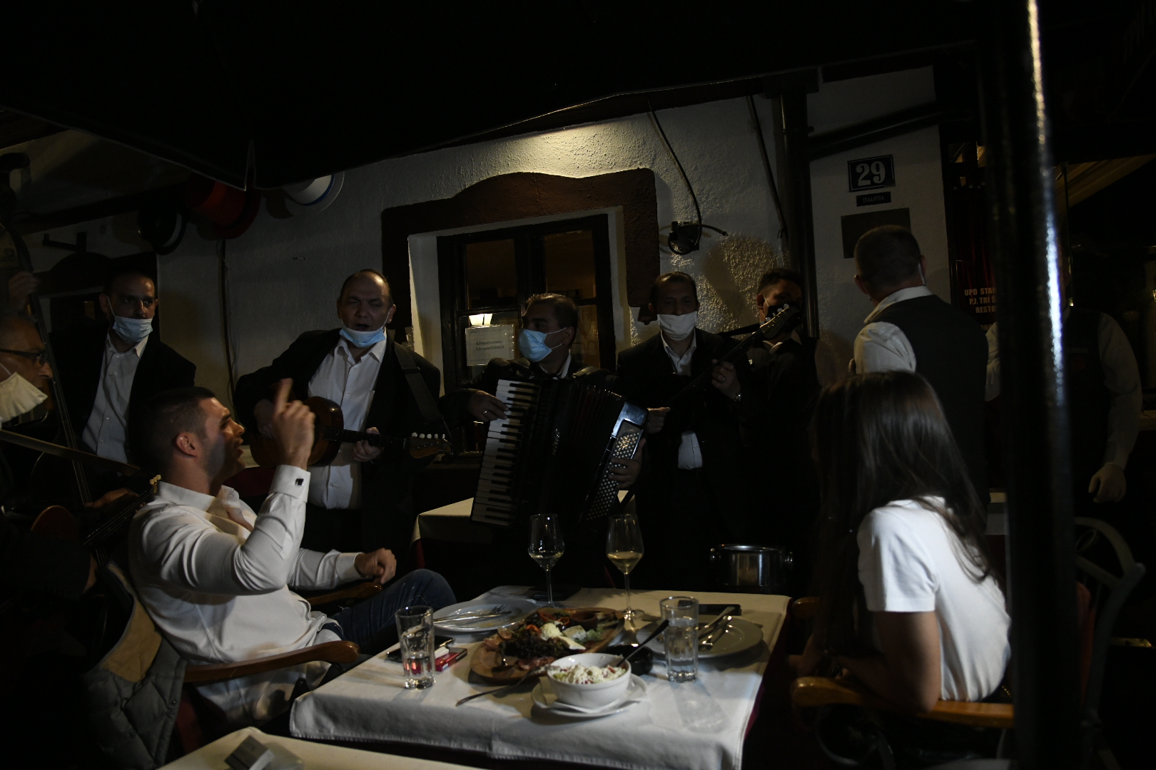 Beograd, 7.5.2020. Skadarlija, Tri šešira restoran, muzika, maska, muzikanti, kraj vanrednog stanja Foto: Nemanja Jovanović/Nova.rs
