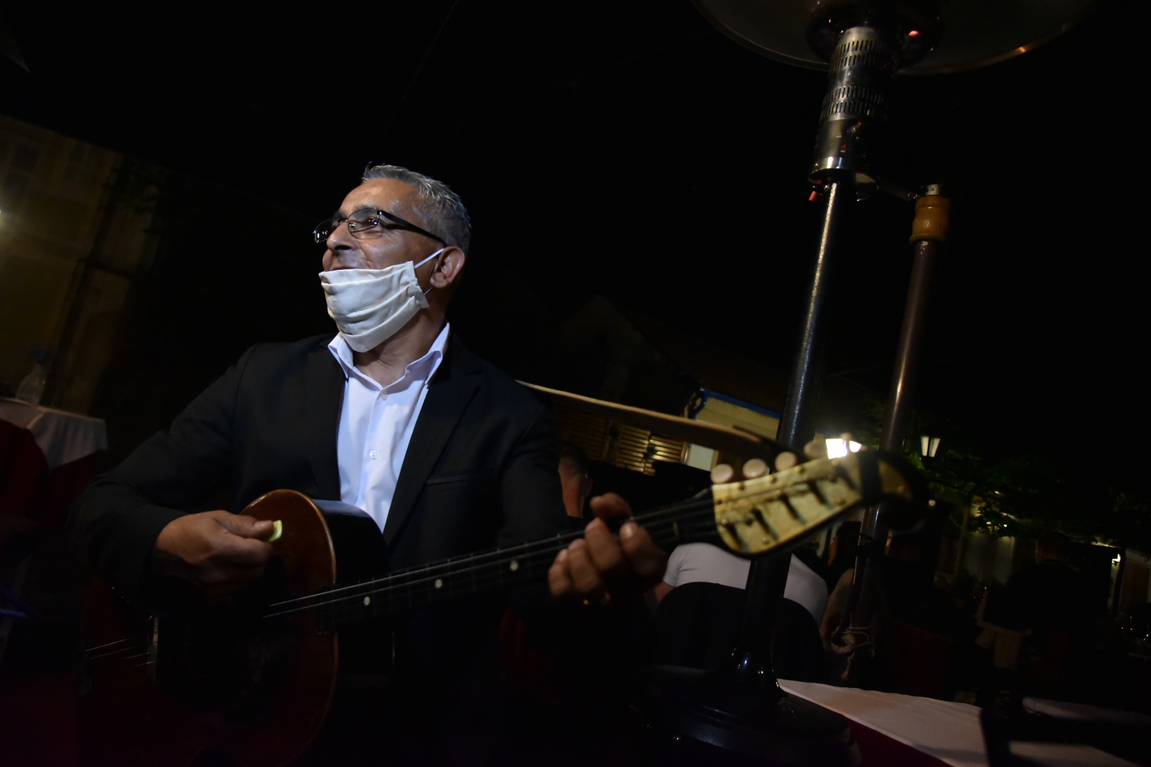 Beograd, 7.5.2020. Skadarlija, Tri šešira restoran, muzika, maska, muzikanti, kraj vanrednog stanja Foto: Nemanja Jovanović/Nova.rs