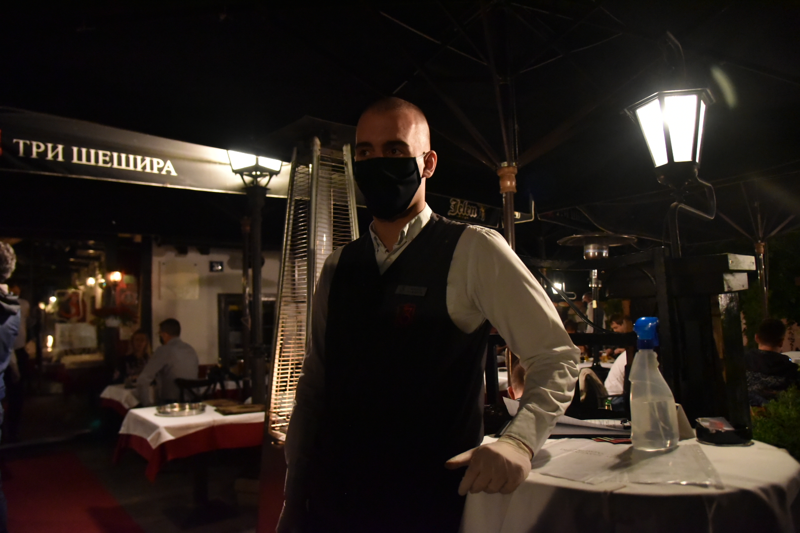 Beograd, 7.5.2020. Skadarlija, Tri šešira restoran, muzika, kraj vanrednog stanja, kelner, maska Foto: Nemanja Jovanović/Nova.rs
