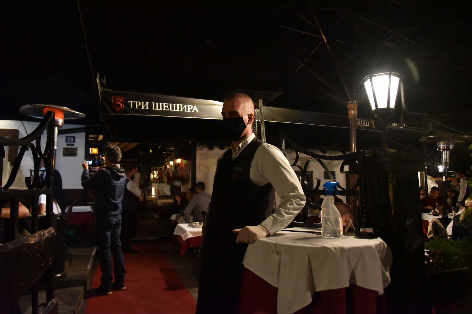 Beograd, 7.5.2020. Skadarlija, Tri šešira restoran, muzika, kraj vanrednog stanja, kelner, maska Foto: Nemanja Jovanović/Nova.rs