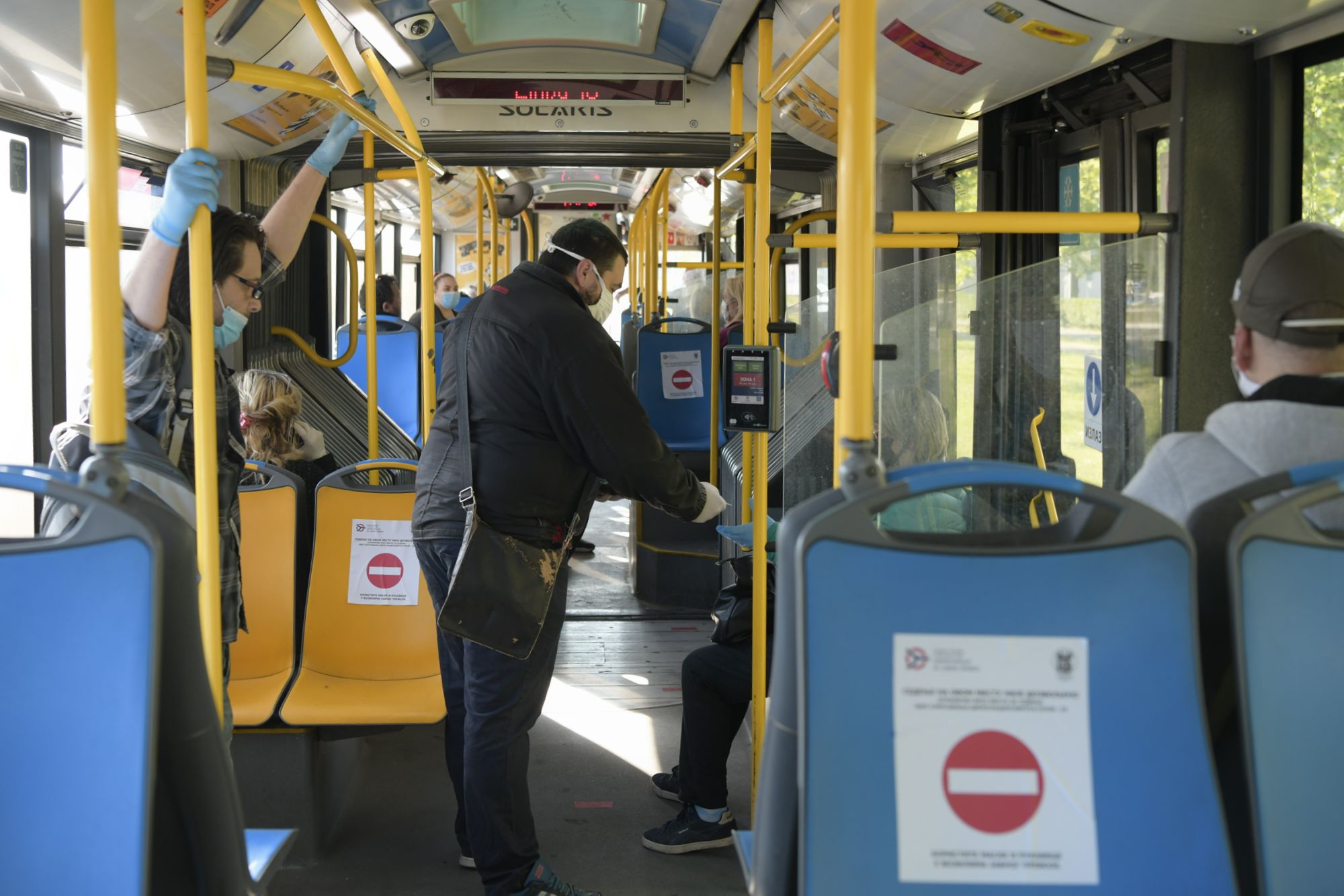 Beograd 08.05.2020. Gradski prevoz ponovi radi nakon ukidanja vanrednog stanja, GSP, GSB, gradski autobus, putnici, mere zaštite maske rukavice kontrola Foto:Goran Srdanov/Nova.rs