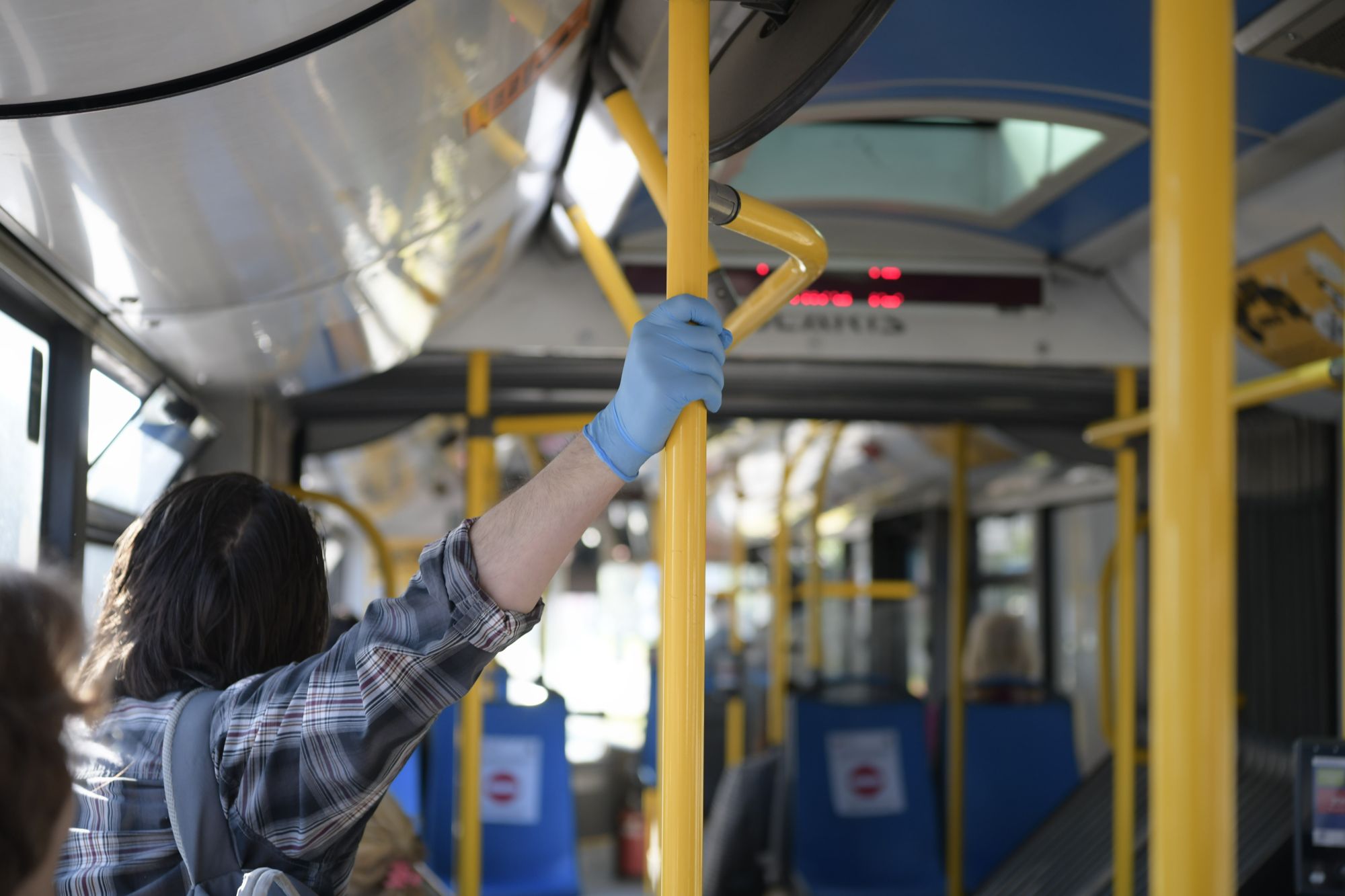 Beograd 08.05.2020. Gradski prevoz ponovi radi nakon ukidanja vanrednog stanja, GSP, GSB, gradski autobus, putnici, mere zaštite rukavice Foto:Goran Srdanov/Nova.rs