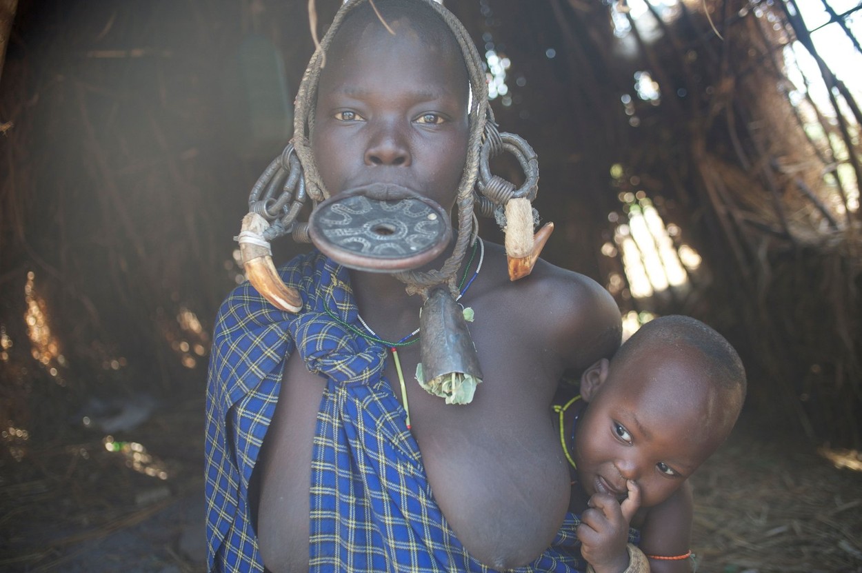 a mursi tribe woman with her big lip, Image: 159610961, License: Rights-managed, Restrictions: , Model Release: no, Credit line: WAYGOER / Alamy / Alamy / Profimedia