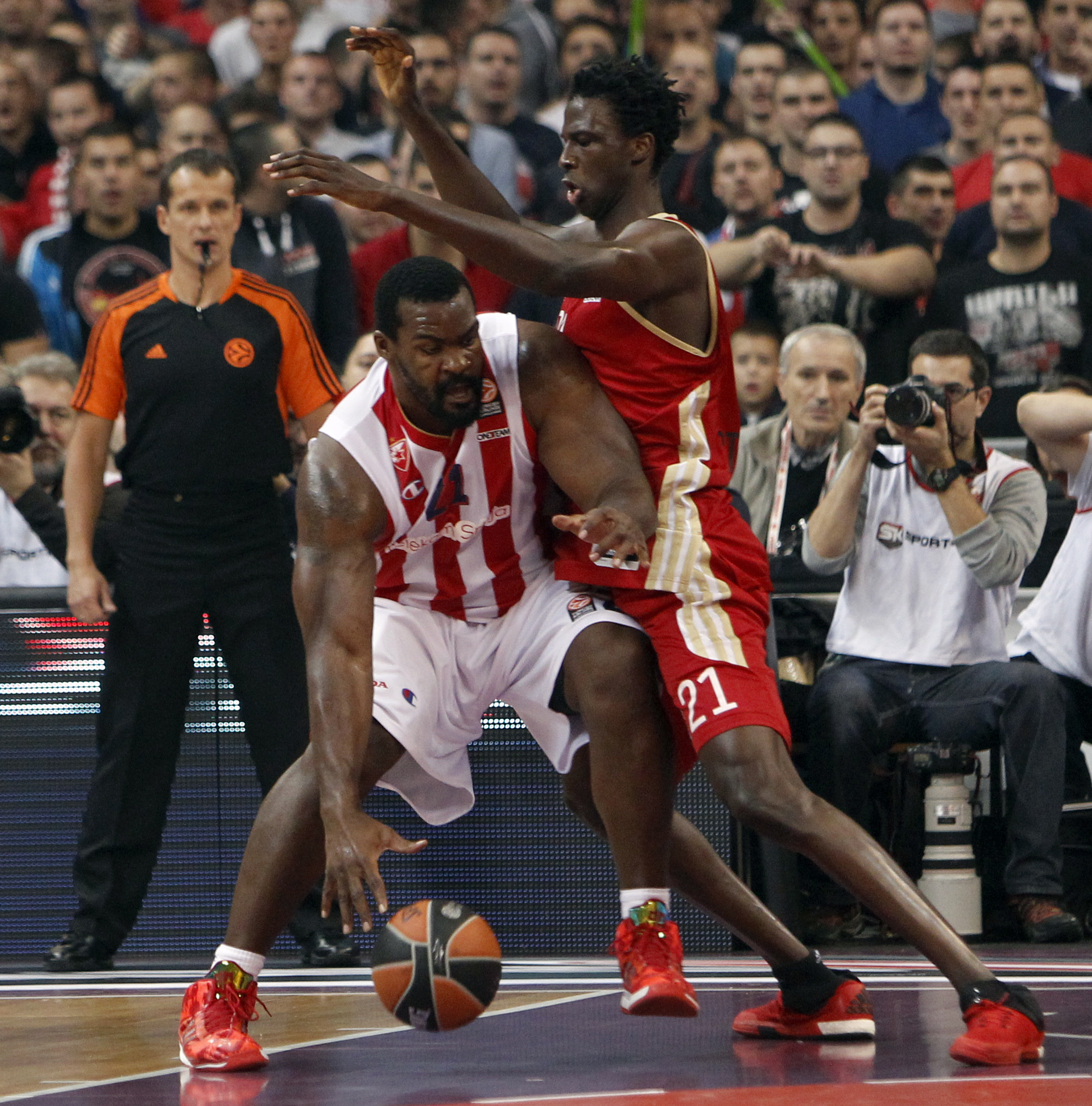epa04978942 Sofoklis Schortsanitis (L) of Red Star in action against Bangaly Fofana (R) of Strasbourg during the Euroleague basketball match between Red Star and Strasbourg in Belgrade, Serbia, 15. October, 2015.  EPA/KOCA SULEJMANOVIC