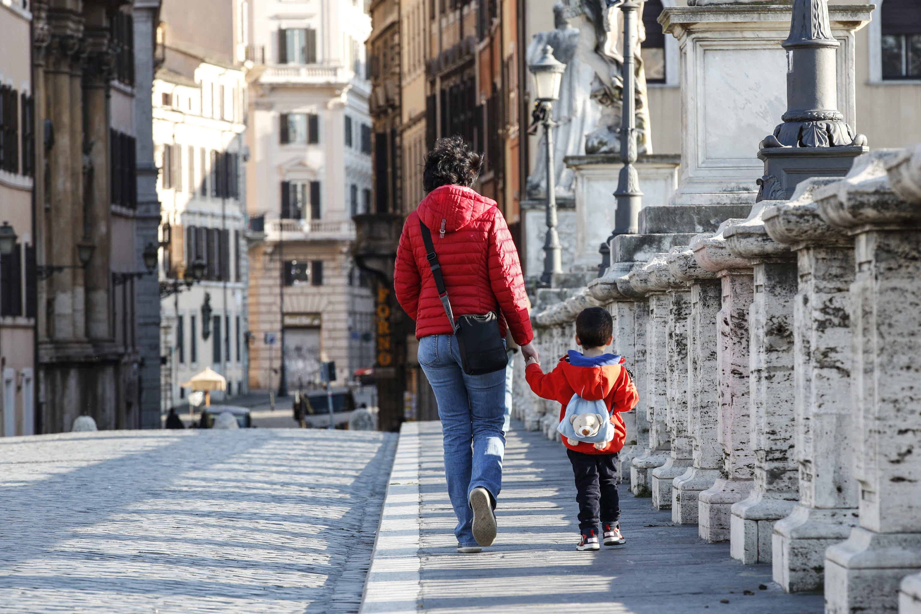 Rim, Italija 03.04.2020. Koronavirus, majka, dete, šetnja, prazne ulice.
epa08341899 A woman and a child walk holding hands on St. Angel's bridge during the Coronavirus emergency, in Rome, Italy, 03 April 2020.  EPA-EFE/GIUSEPPE LAMI