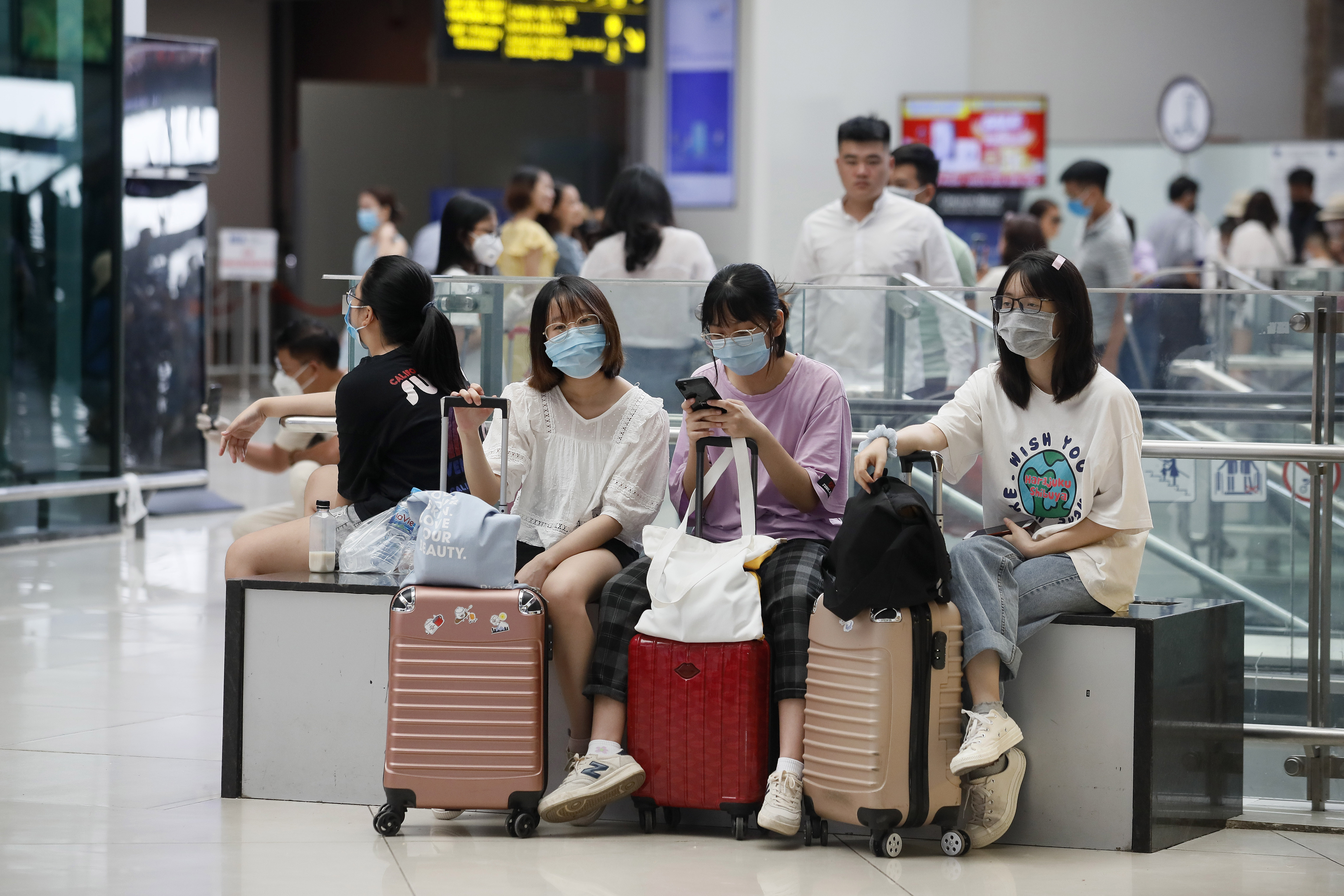 Vietnam evacuates 80,000 people from Da Nang